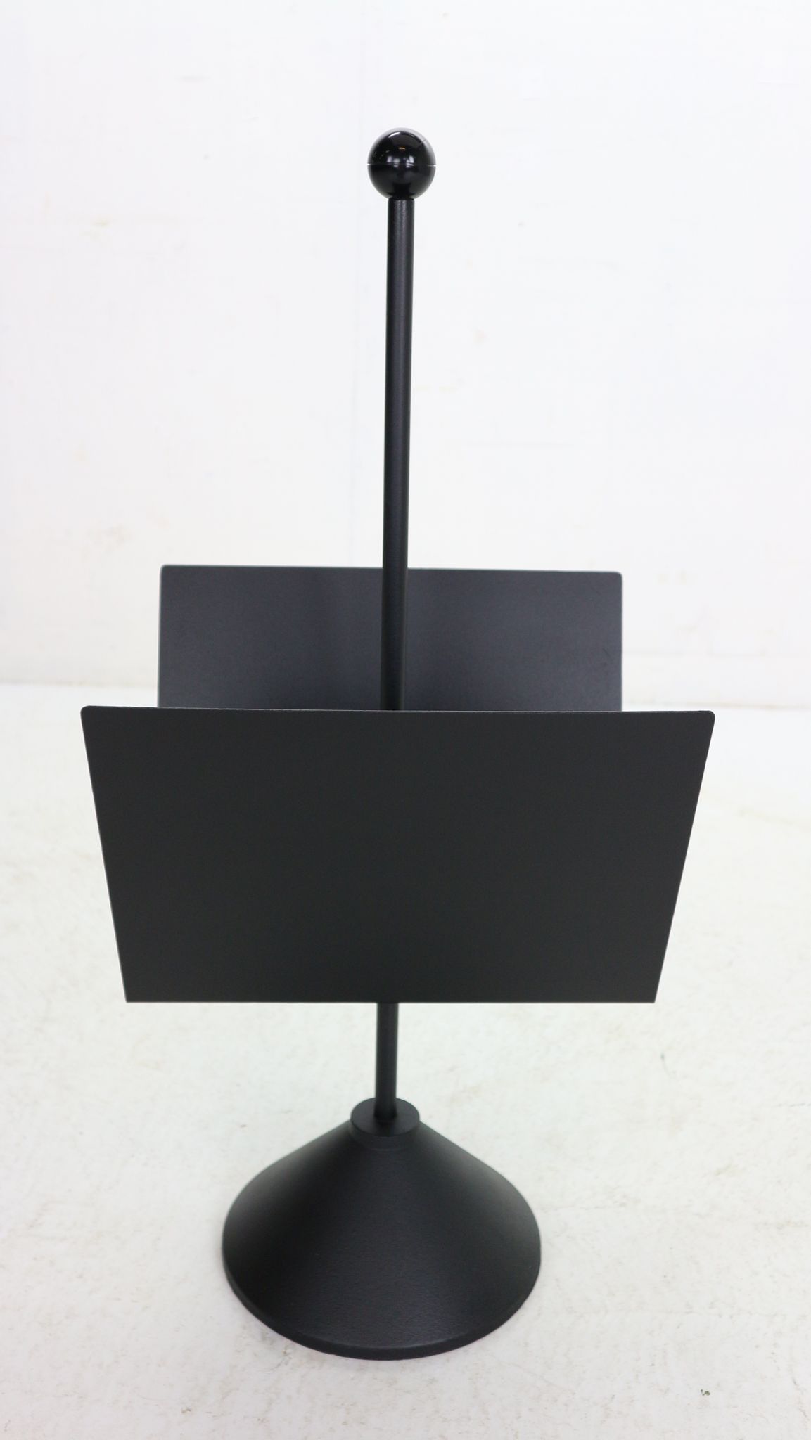 Porada Arredi Black Metal Minimalistic Magazinine Rack, 1980's, Italy
