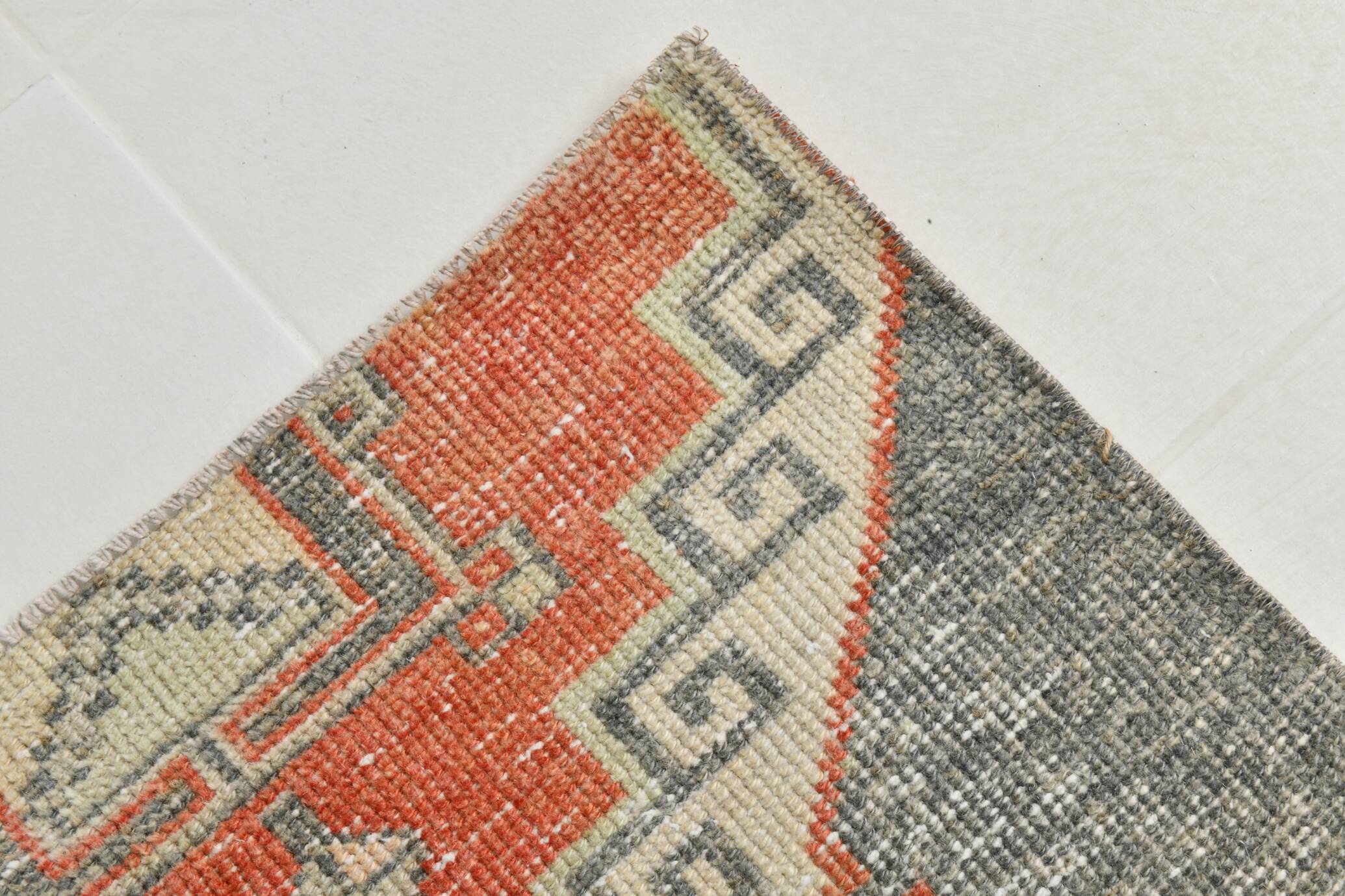 Tapis vintage orange et gris de petite taille 2x3