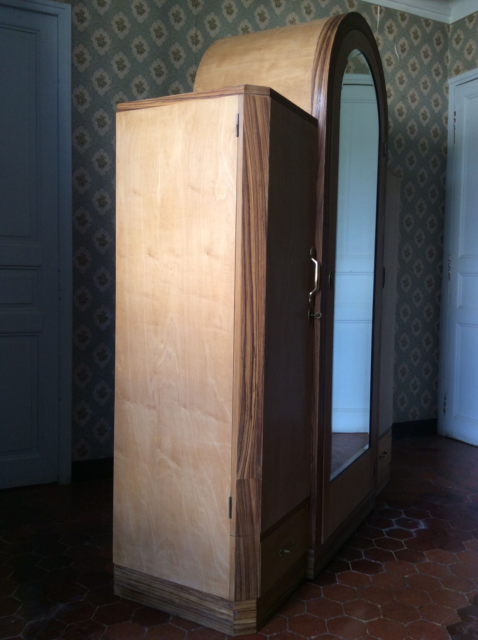 Ice-cream dressing closet with art deco dome