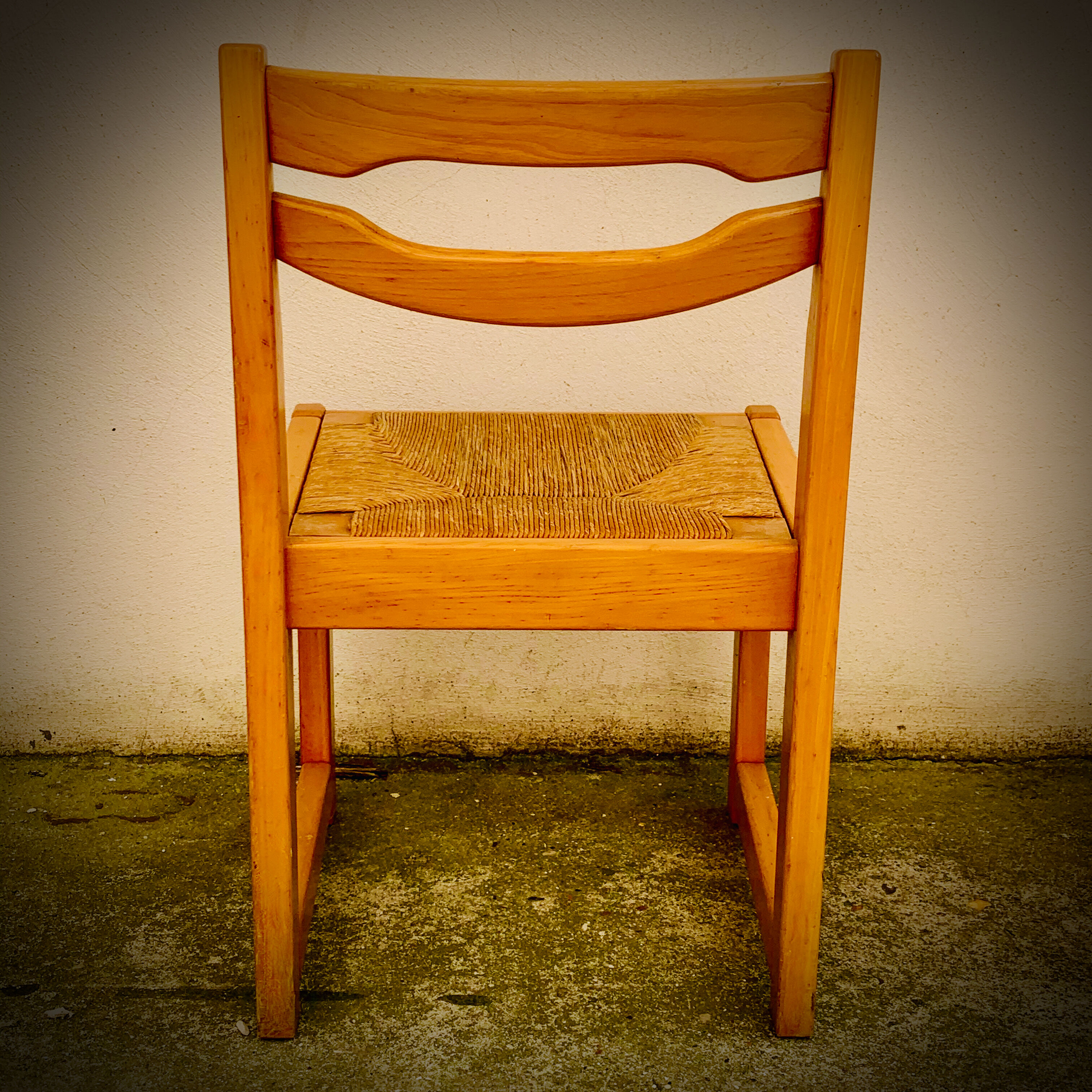 Set of 4 vintage elm chairs - large straw seat 1970