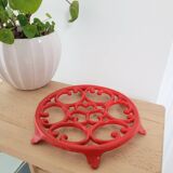 Varnished cast iron trivet