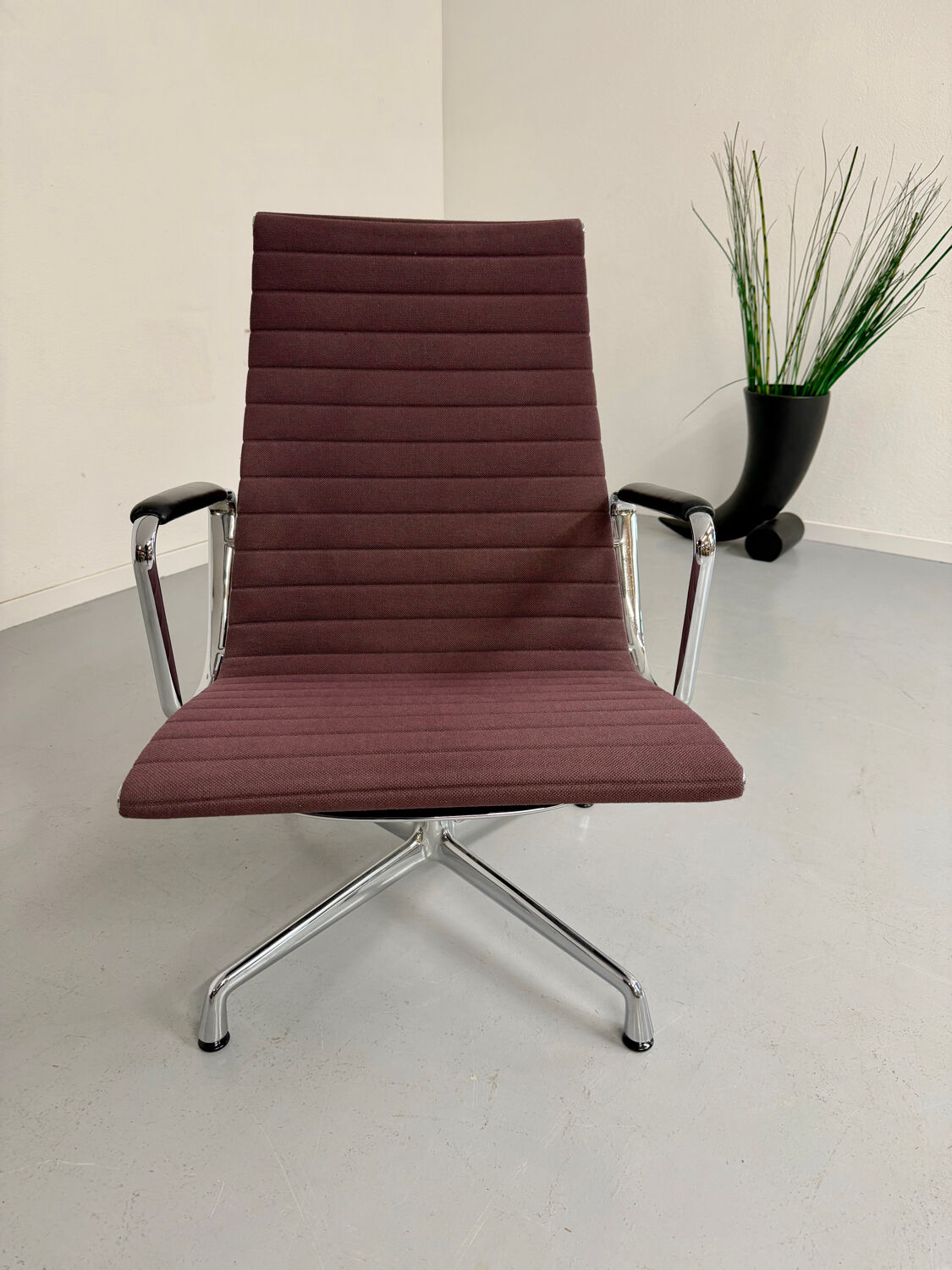 EA 122 swivel chair designed by Charles and Ray Eames for Vitra, 1980s.