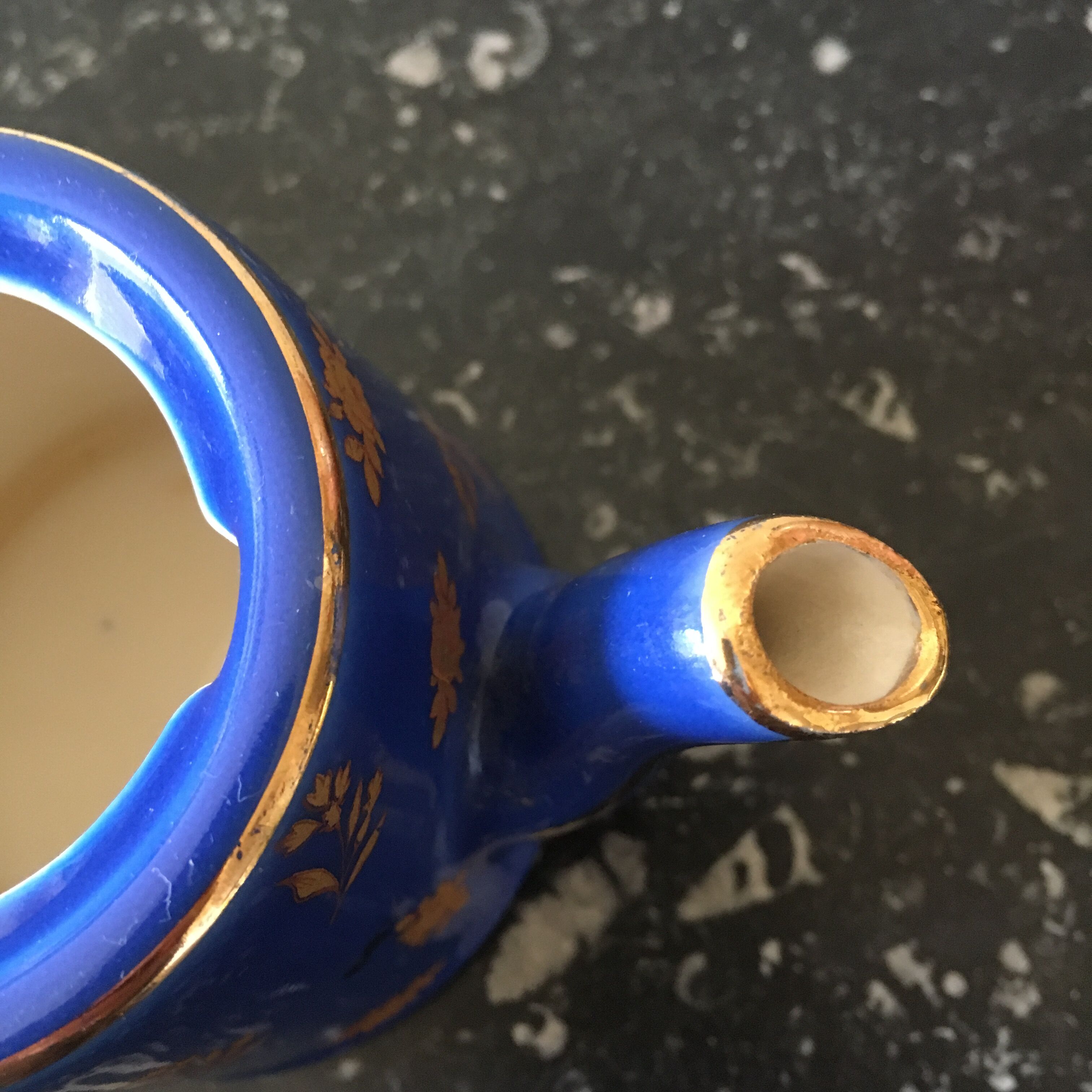 Teapot porcelain