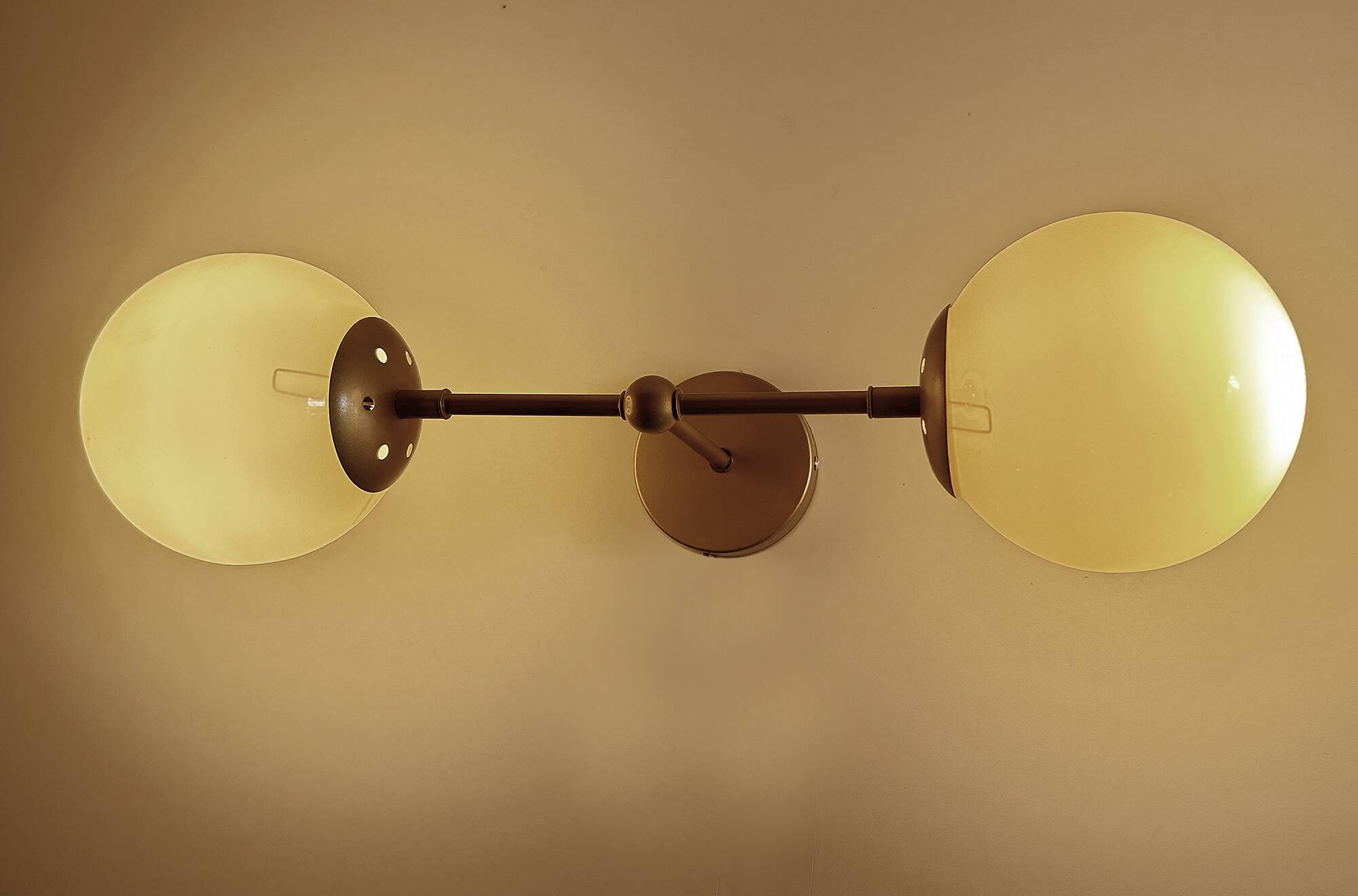 Paire de grandes appliques Art Déco en verre