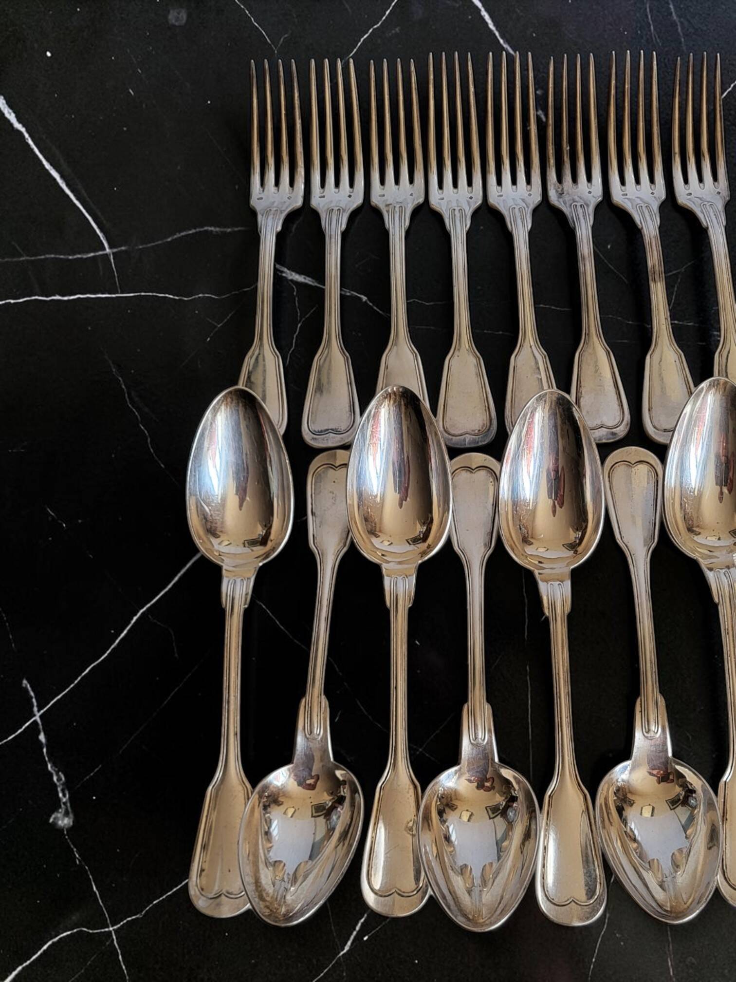 24 silver-plated metal table settings in the filet model.