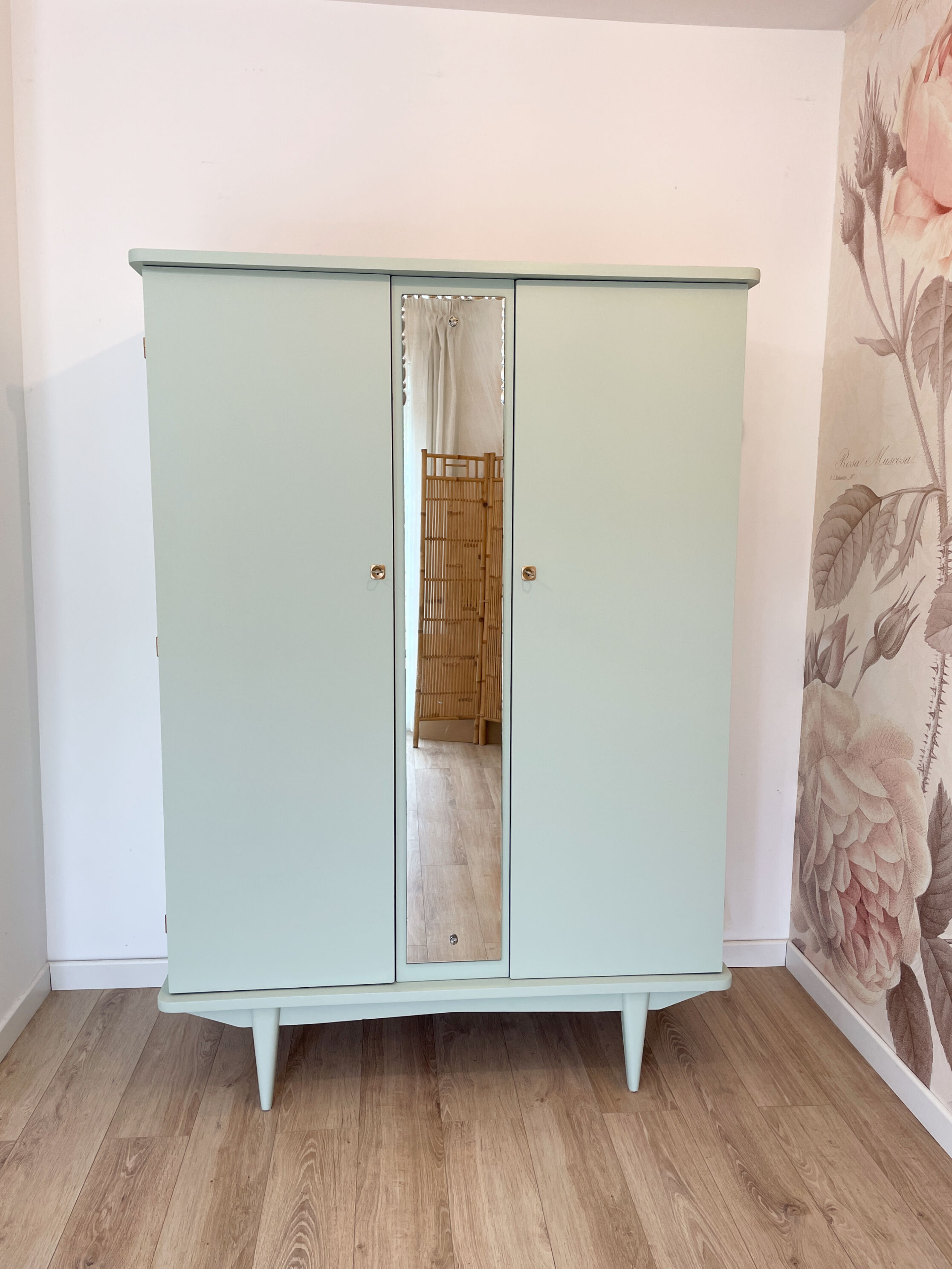 Armoire des années 70 revisitée - Vert pastel