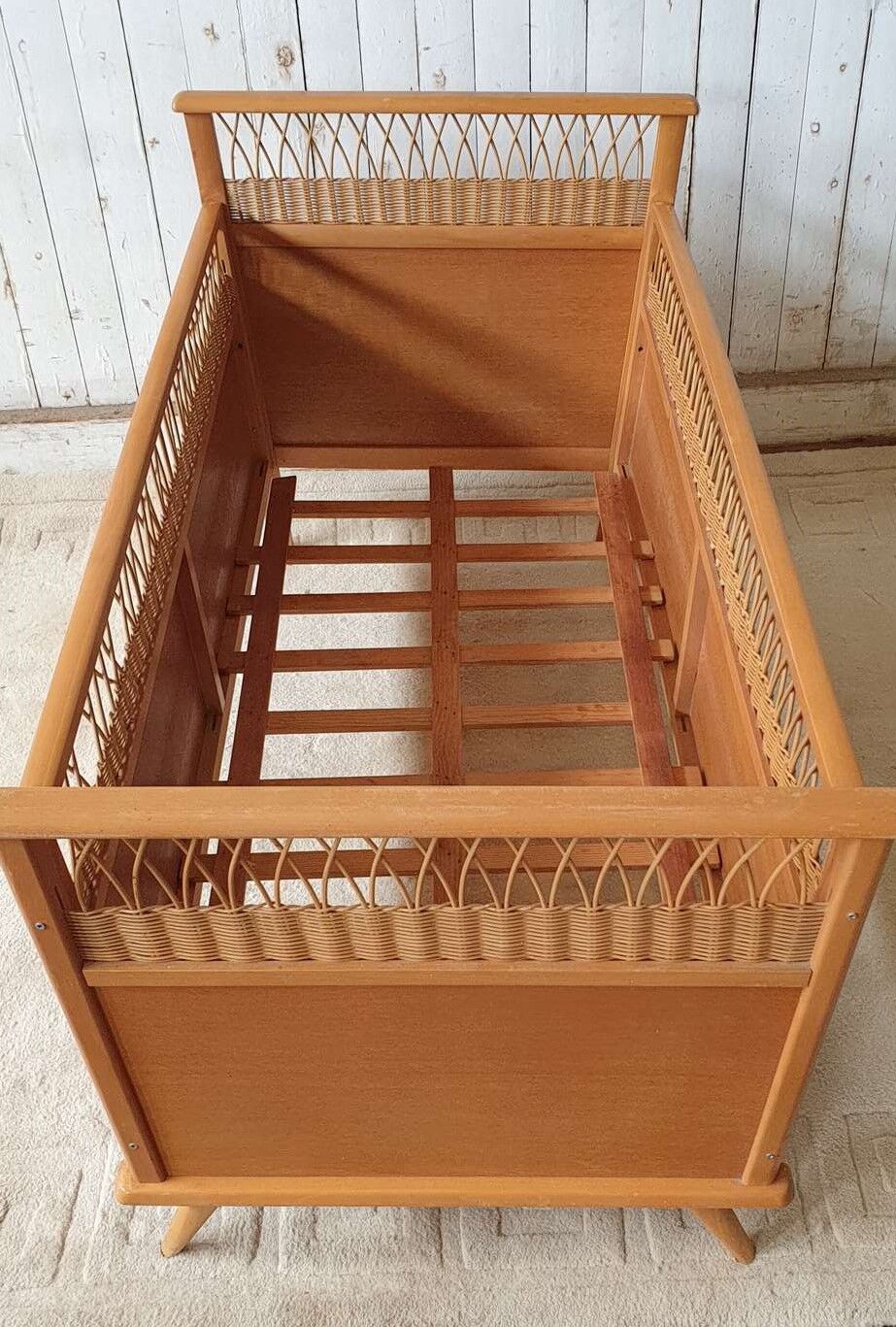 Lit enfant vintage en rotin