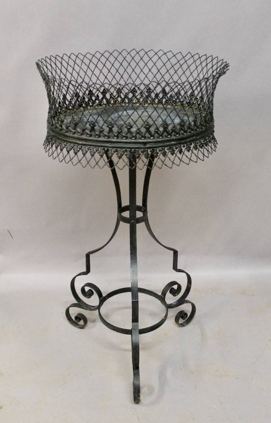 Jardinière ovale en fer sur pied