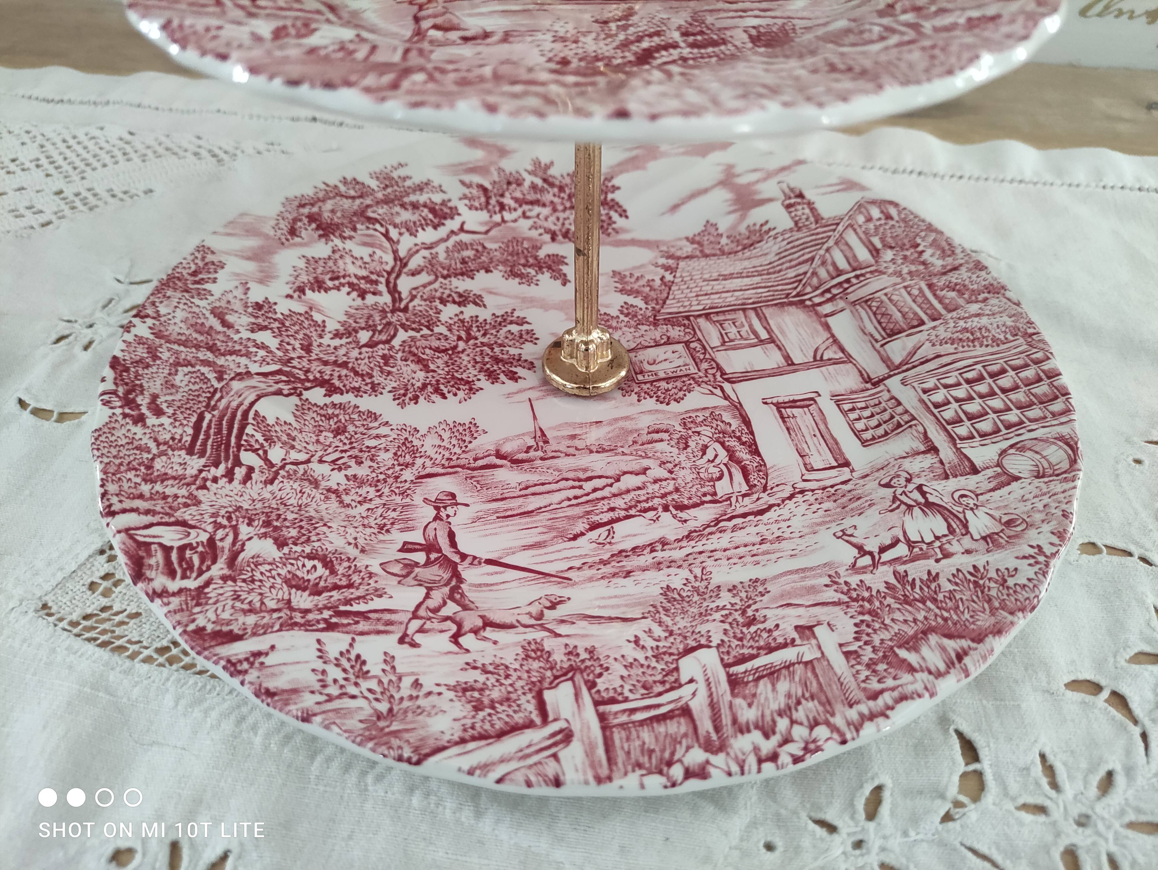 Présentoir à mignardises 3 niveaux en porcelaine anglaise Myott modèle The Hunter rouge