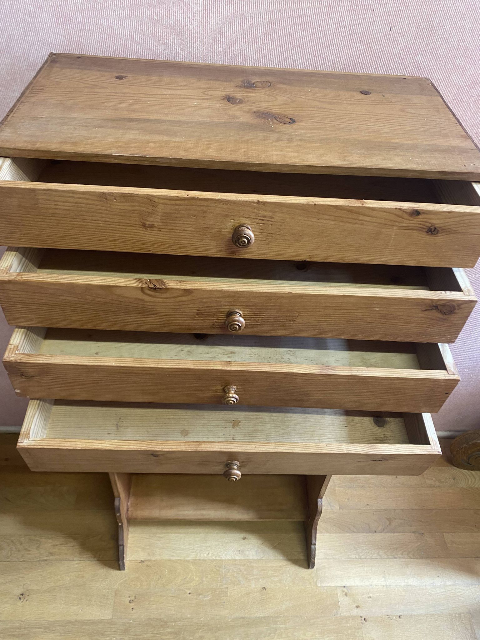 Dressoir en sapin, 4 tiroirs. Très bon état;