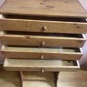 Dressoir en sapin, 4 tiroirs. Très bon état;
