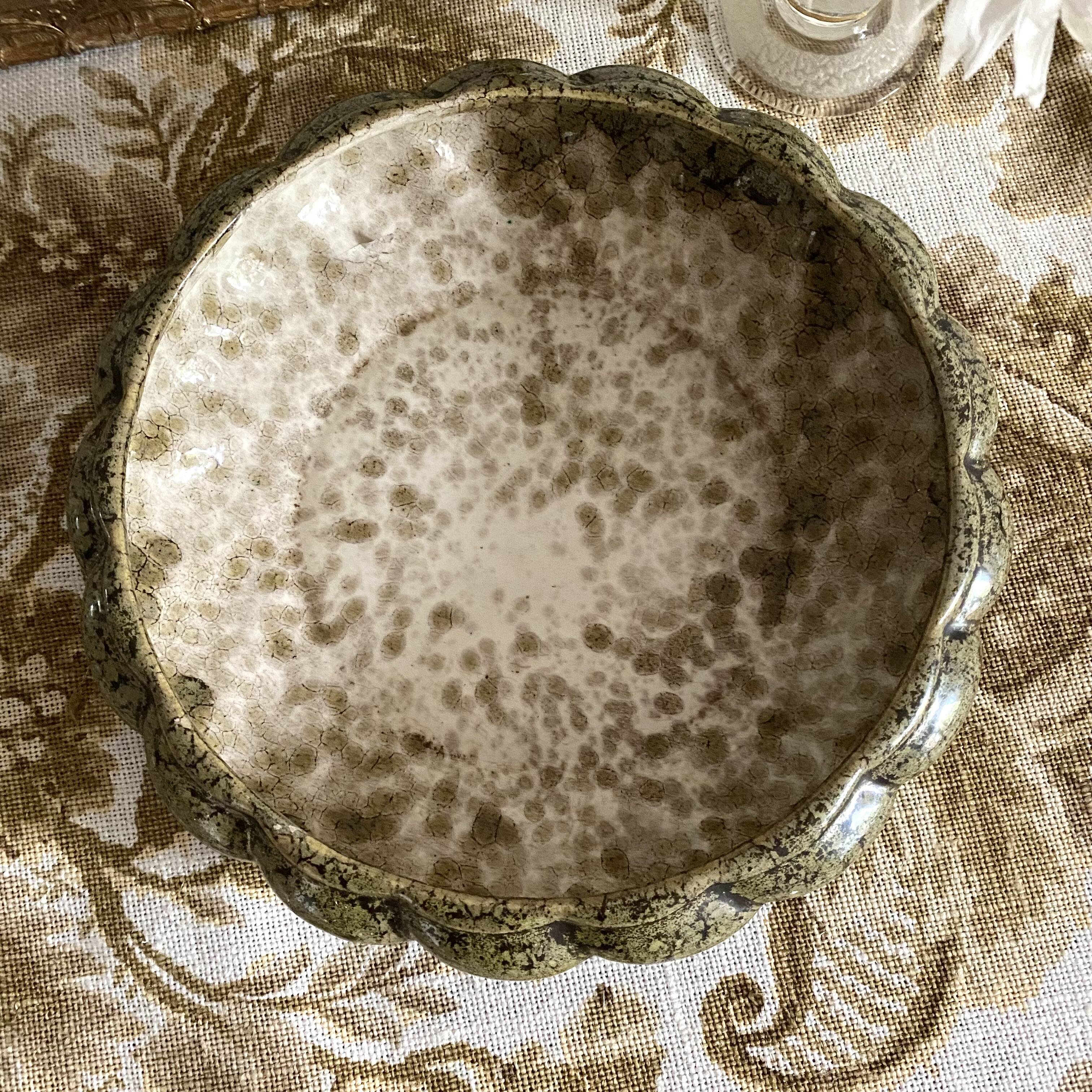 Plat en céramique mouchetée