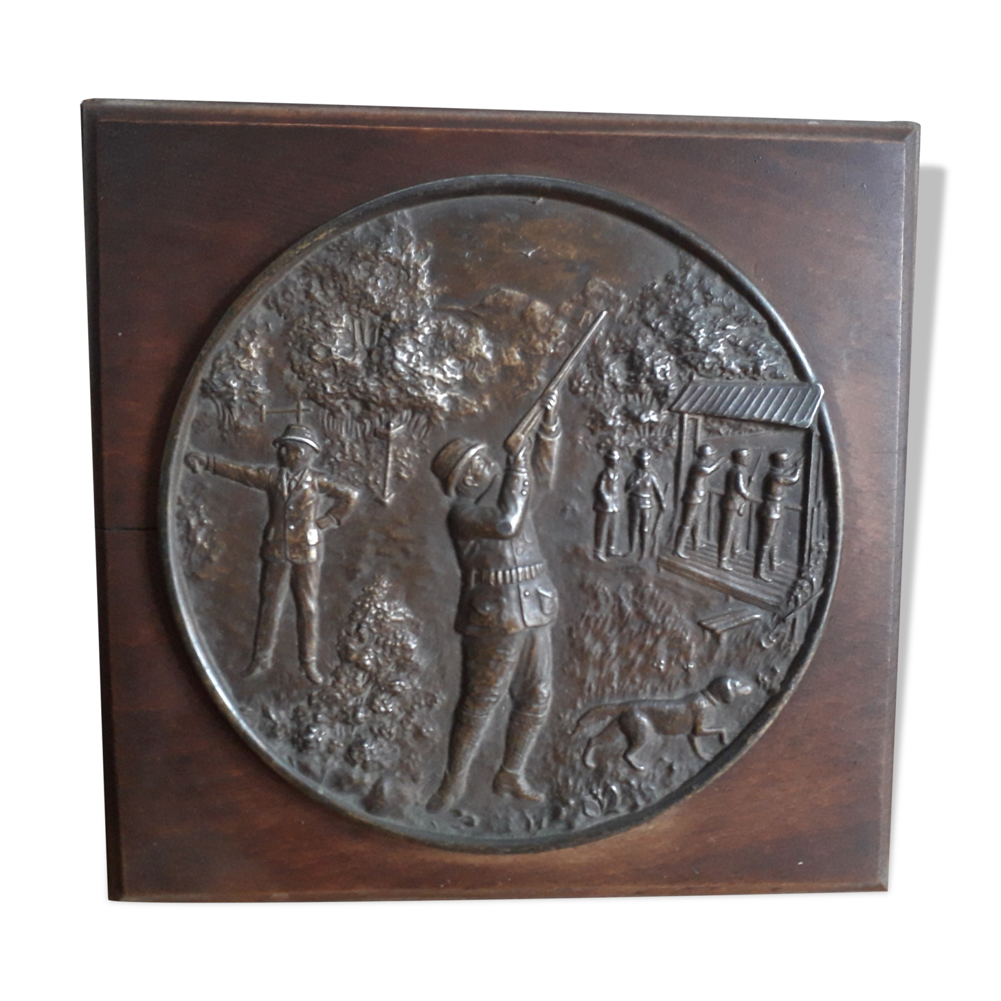 Médaillon en régule sur plaque de bois scène de chasse