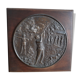 Médaillon en régule sur plaque de bois scène de chasse
