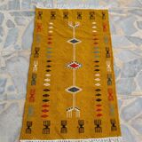 Tapis kilim jaune moutarde à motifs berbères multicolores