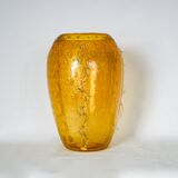 Vase en verre ambre avec des ailes