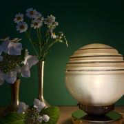 Lampe à poser globe vintage en verre jaune et or