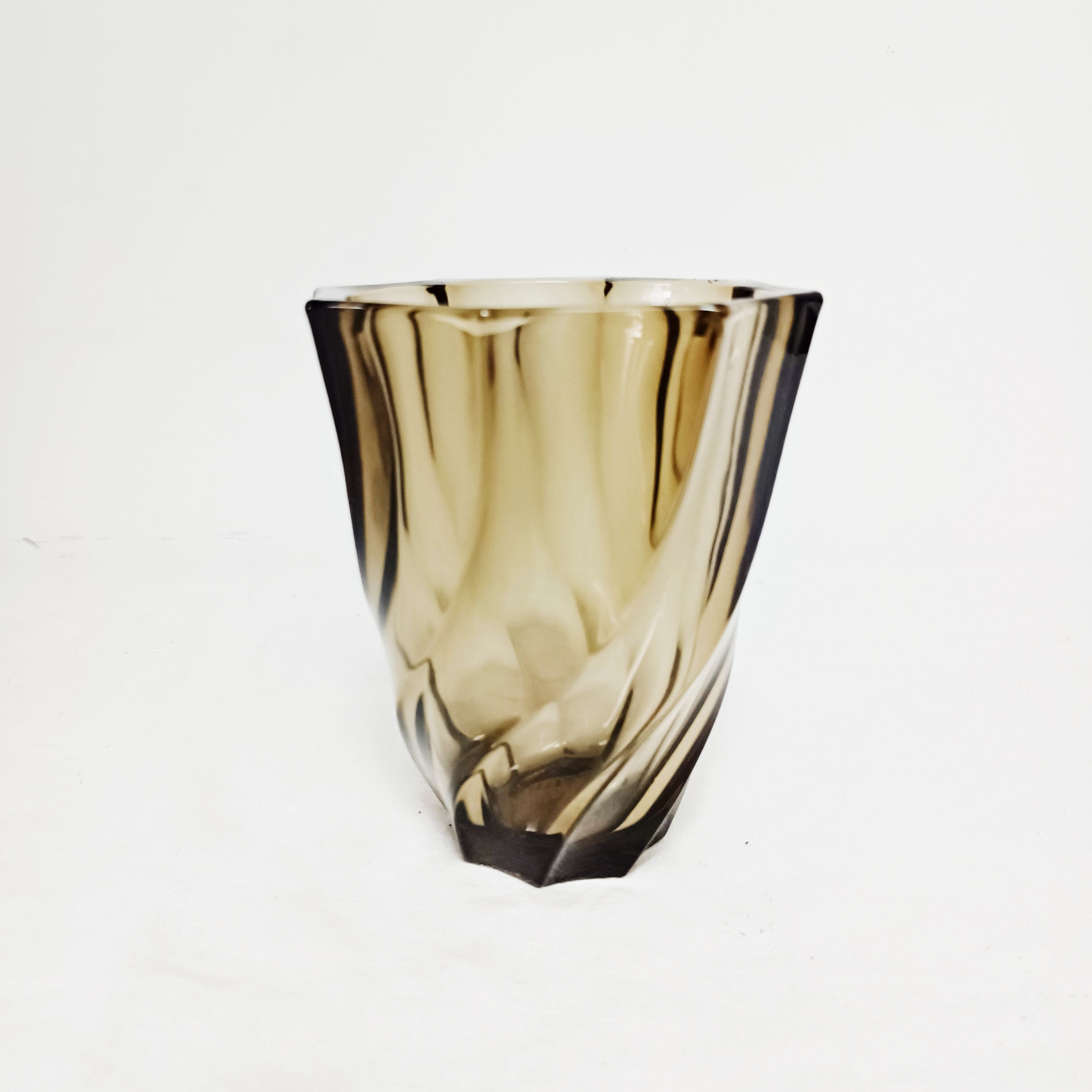 Smoked glass whirlwind vase Lever