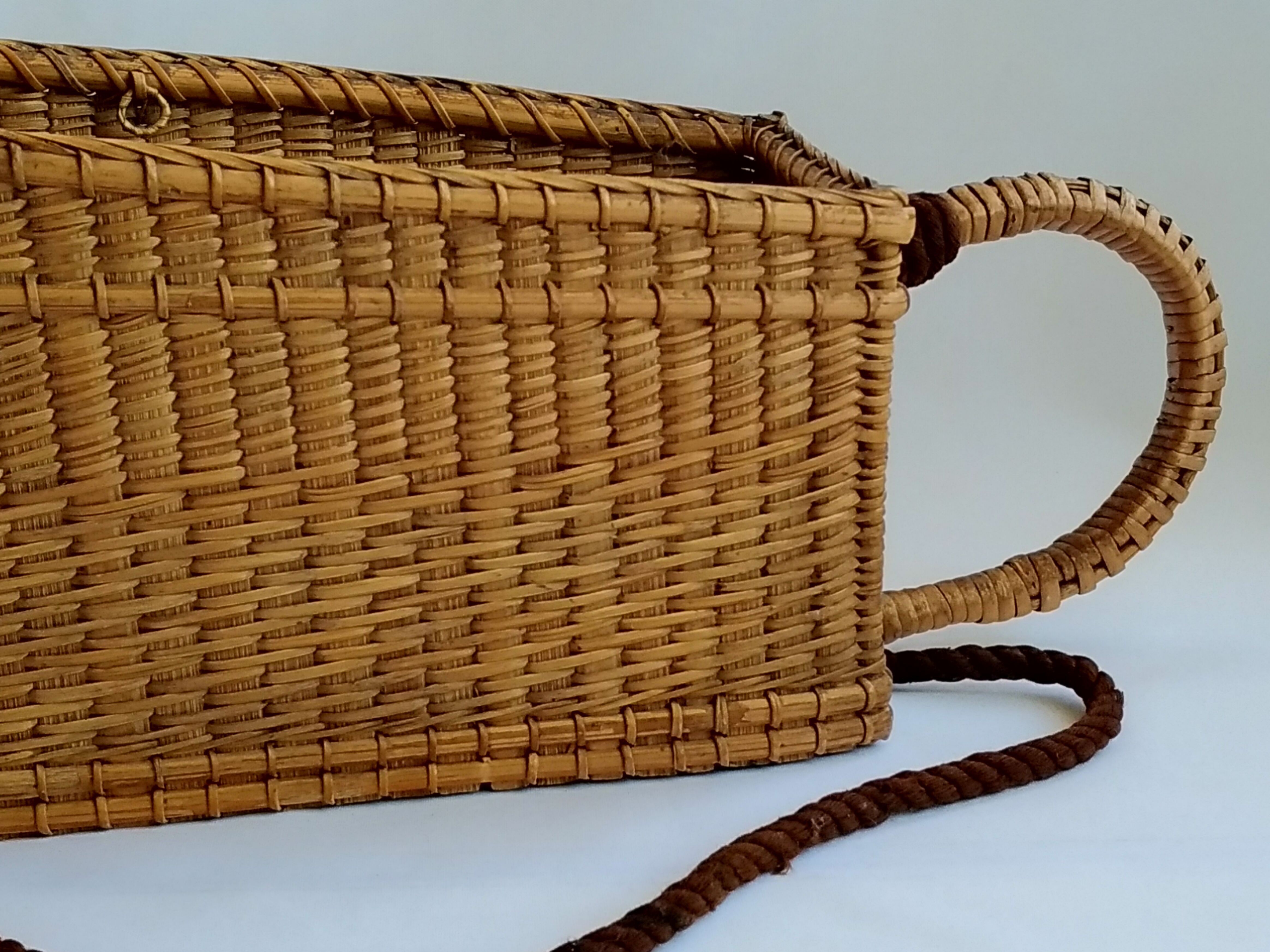 Porte bouteille ancien en rotin vins de bordeaux & de bourgogne Quien & Cie