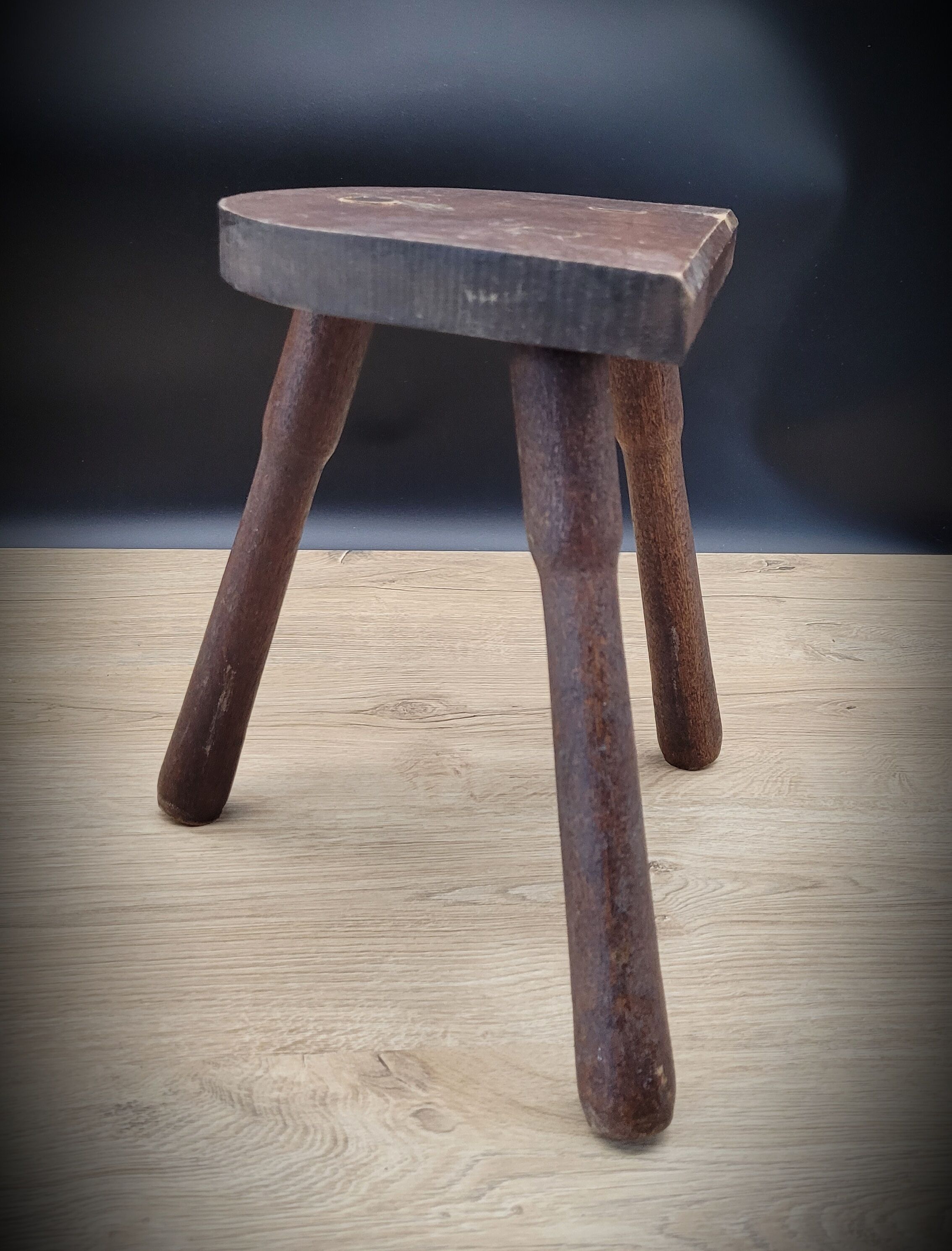 Half-round cowherd tripod stool