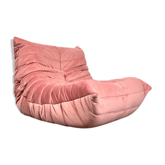 Togo lounge chair in pink velvet model designed by Michel Ducaroy 1973