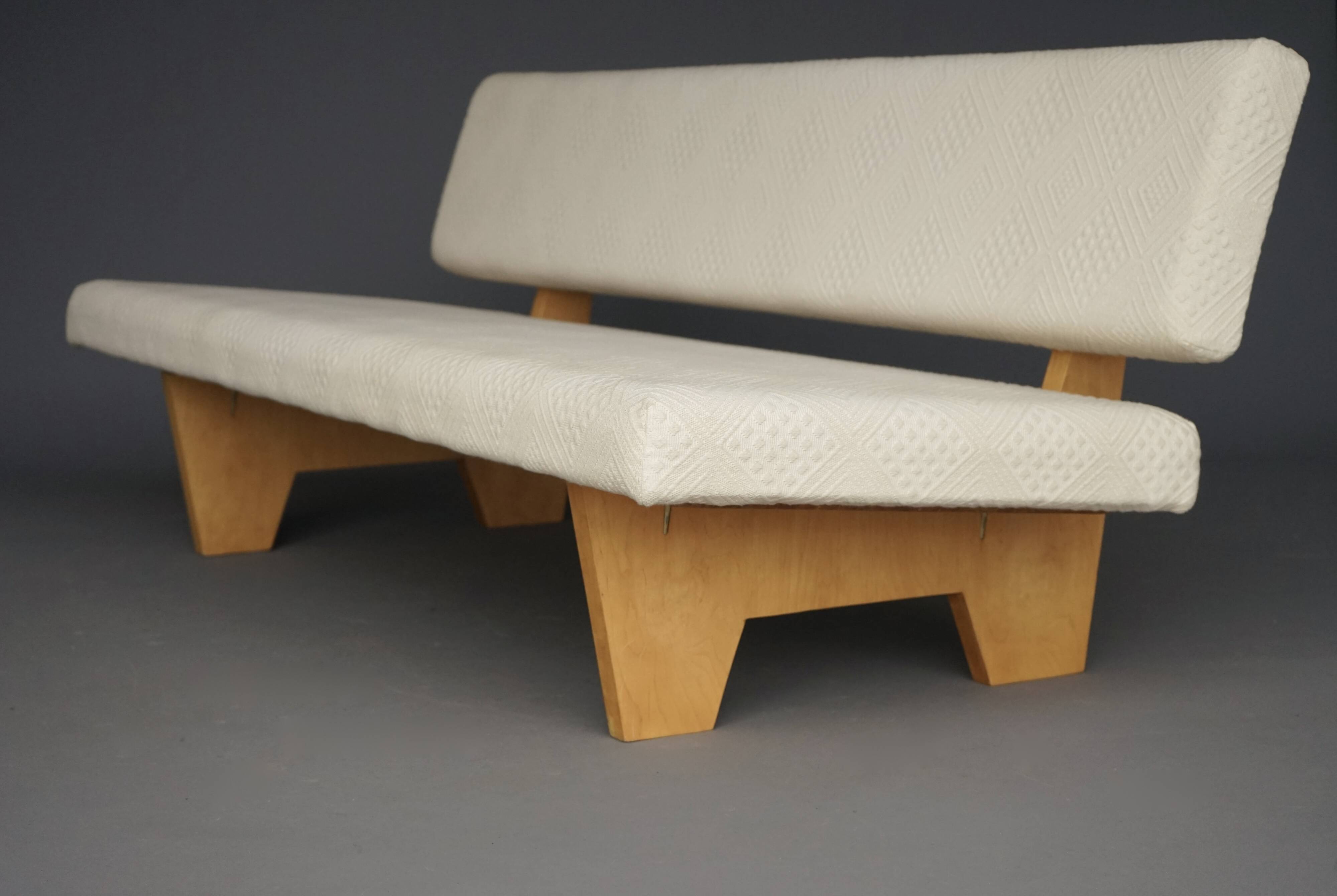 Canapé compact de style néerlandais avec base en bois. Années 1960.