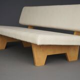 Canapé compact de style néerlandais avec base en bois. Années 1960.