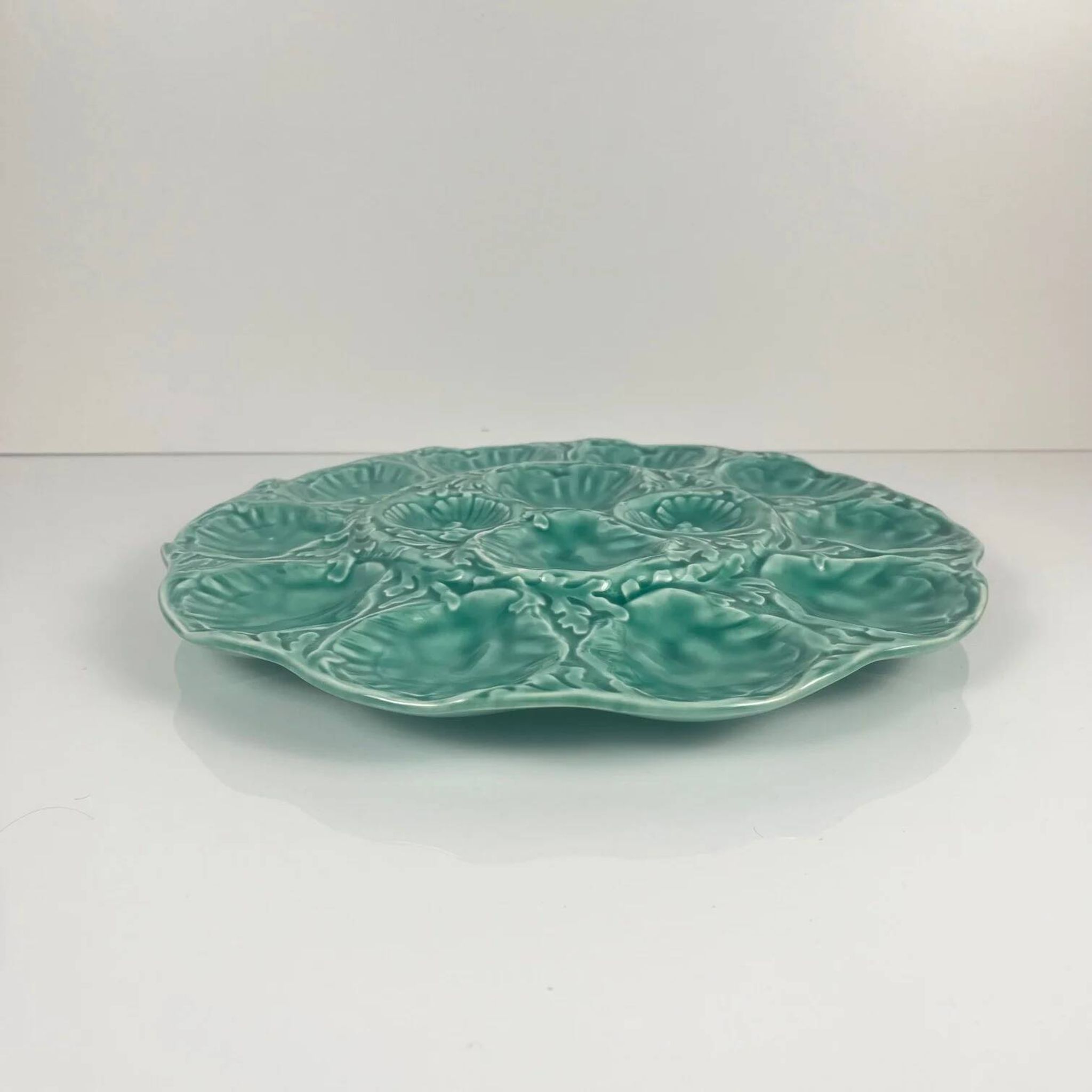 Large oyster plate Gien, slipware, turquoise, 1960-70