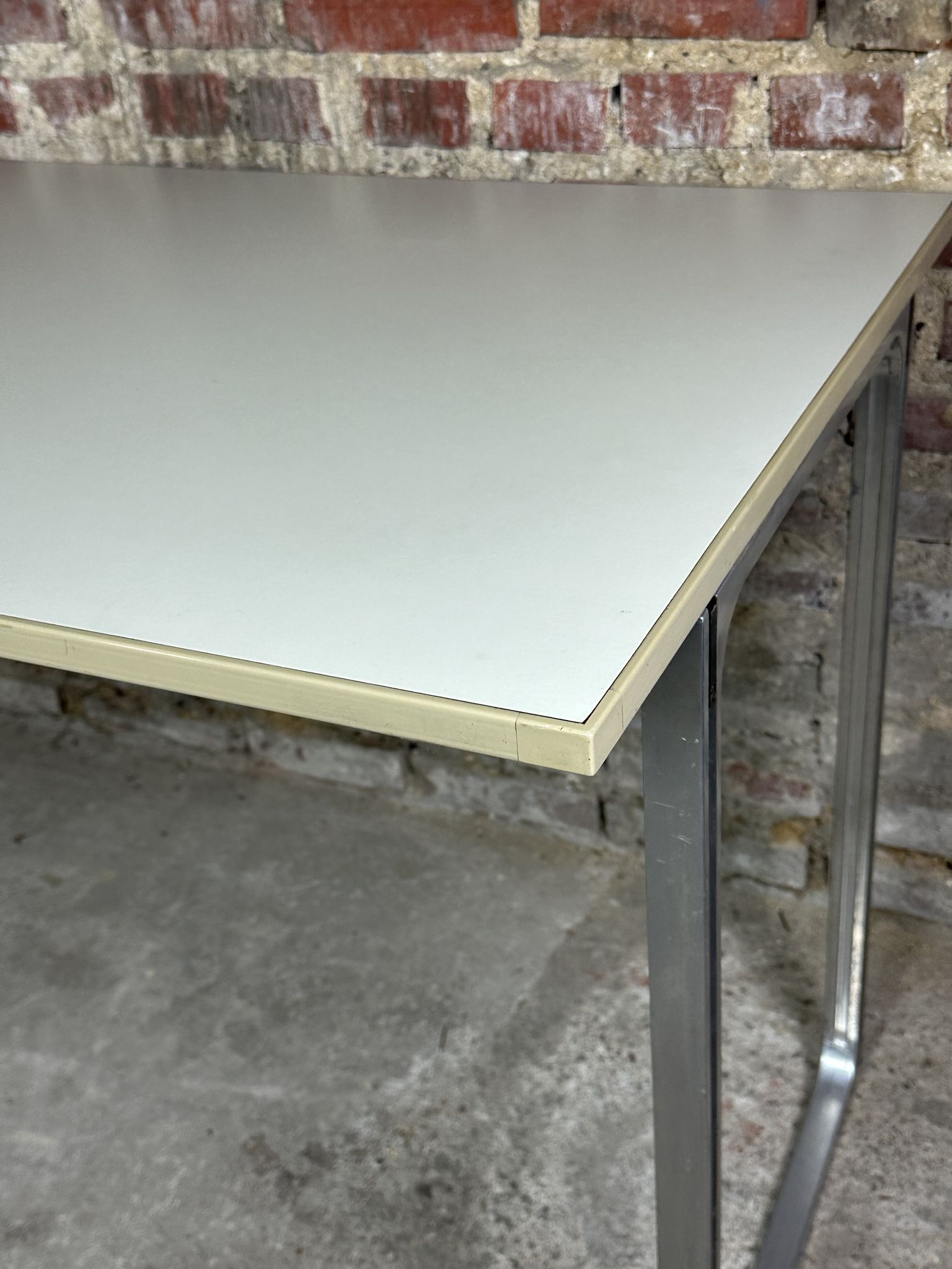 Vintage desk table 1975 in aluminum and melanin by albert rosselli for facomet