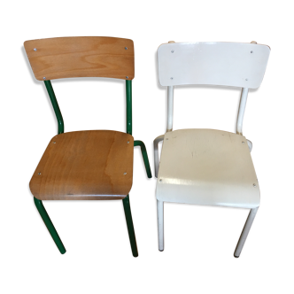 Une paire de chaise d’école