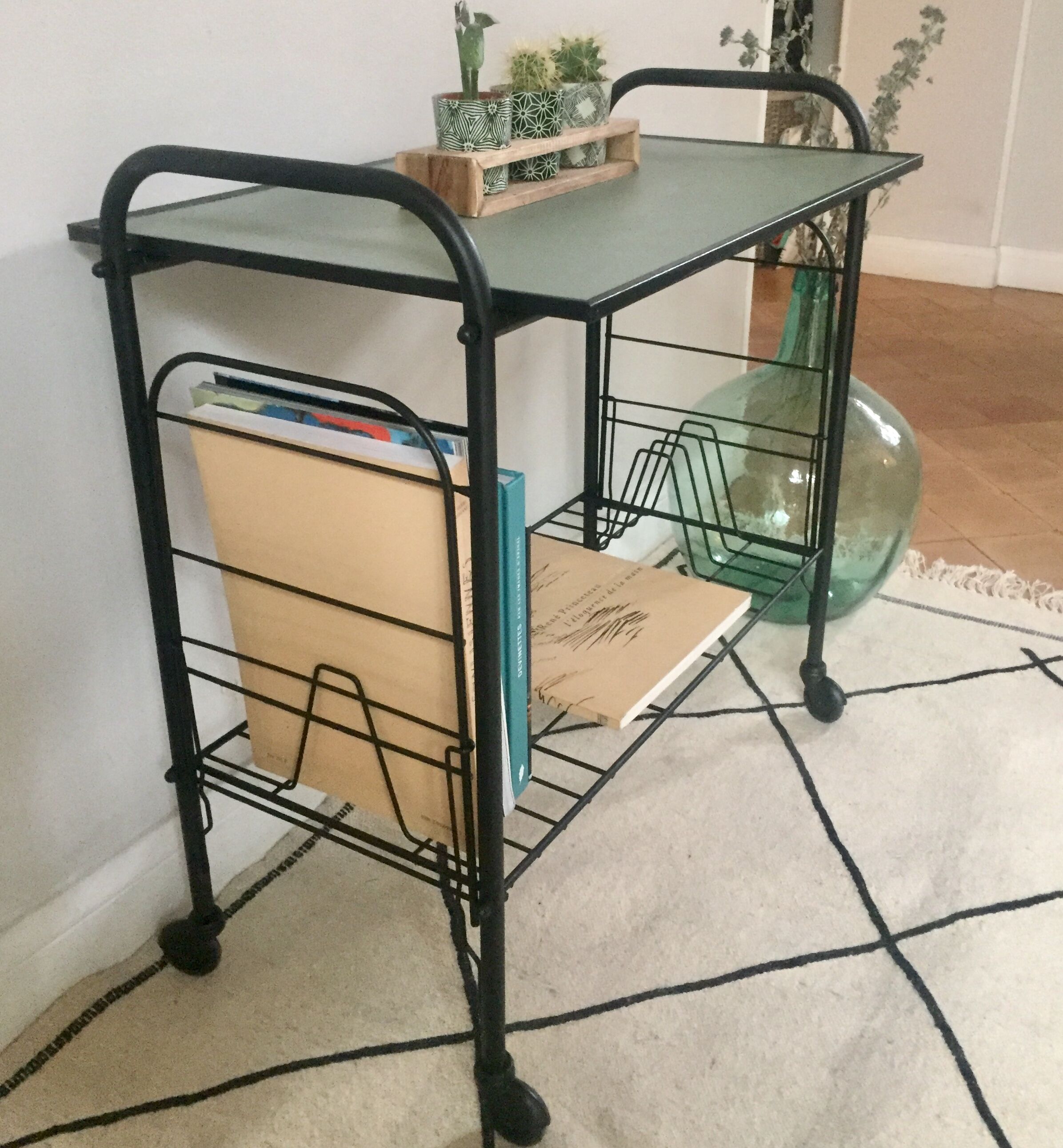 Vinyl holder table