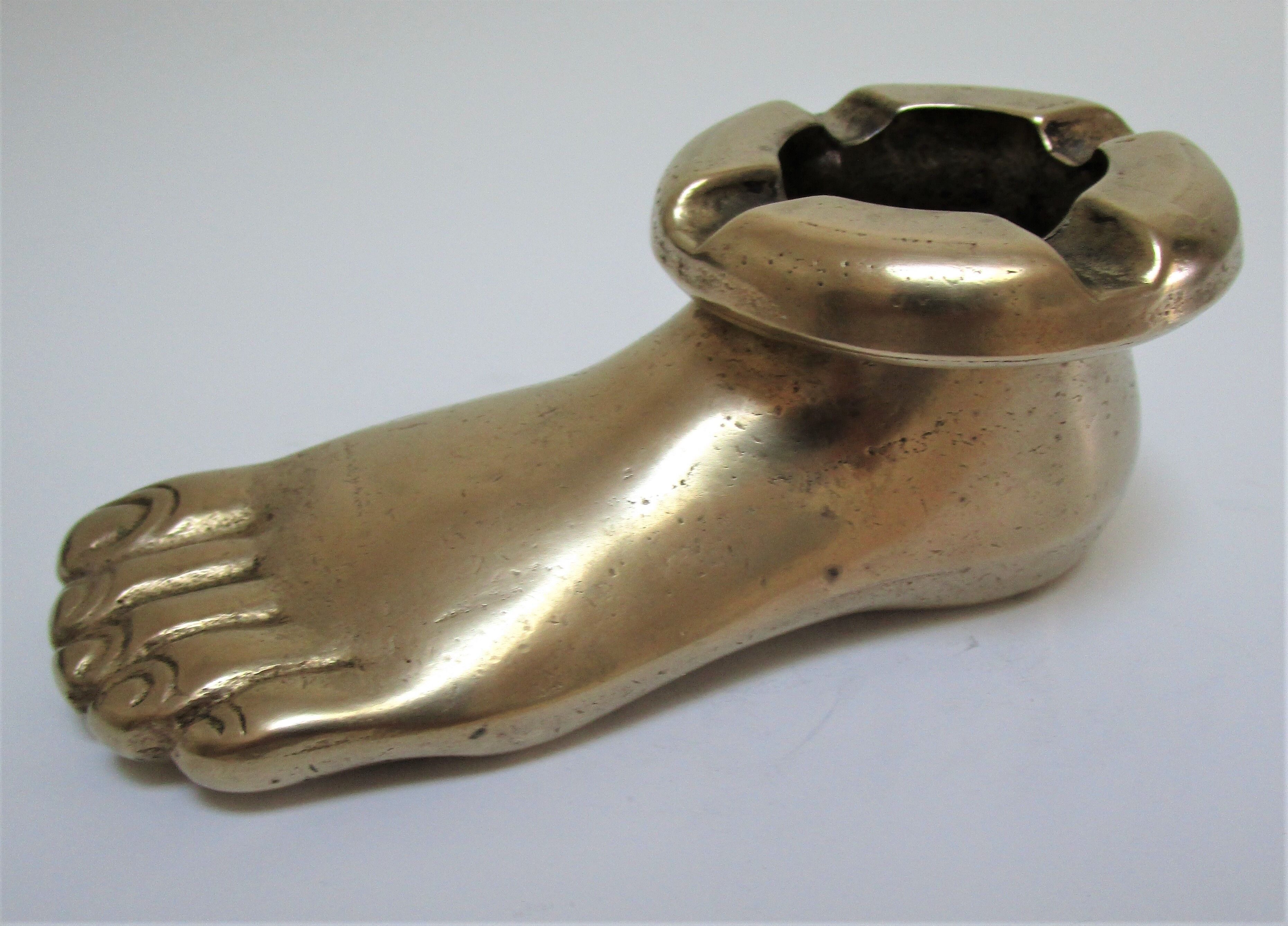 Anthropomorphic ashtray solid brass foot design 70s