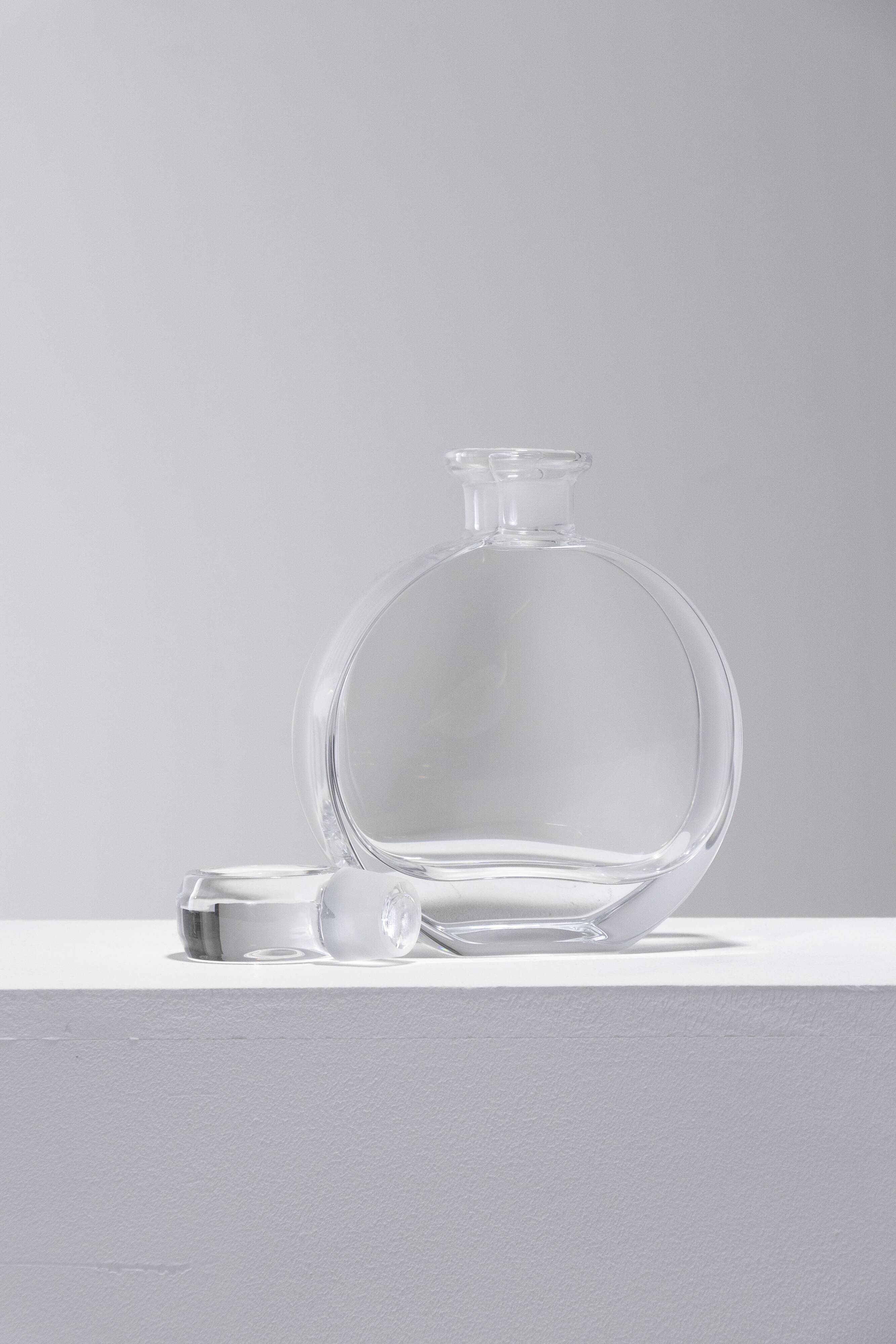Flacon en verre moulé, 1940s