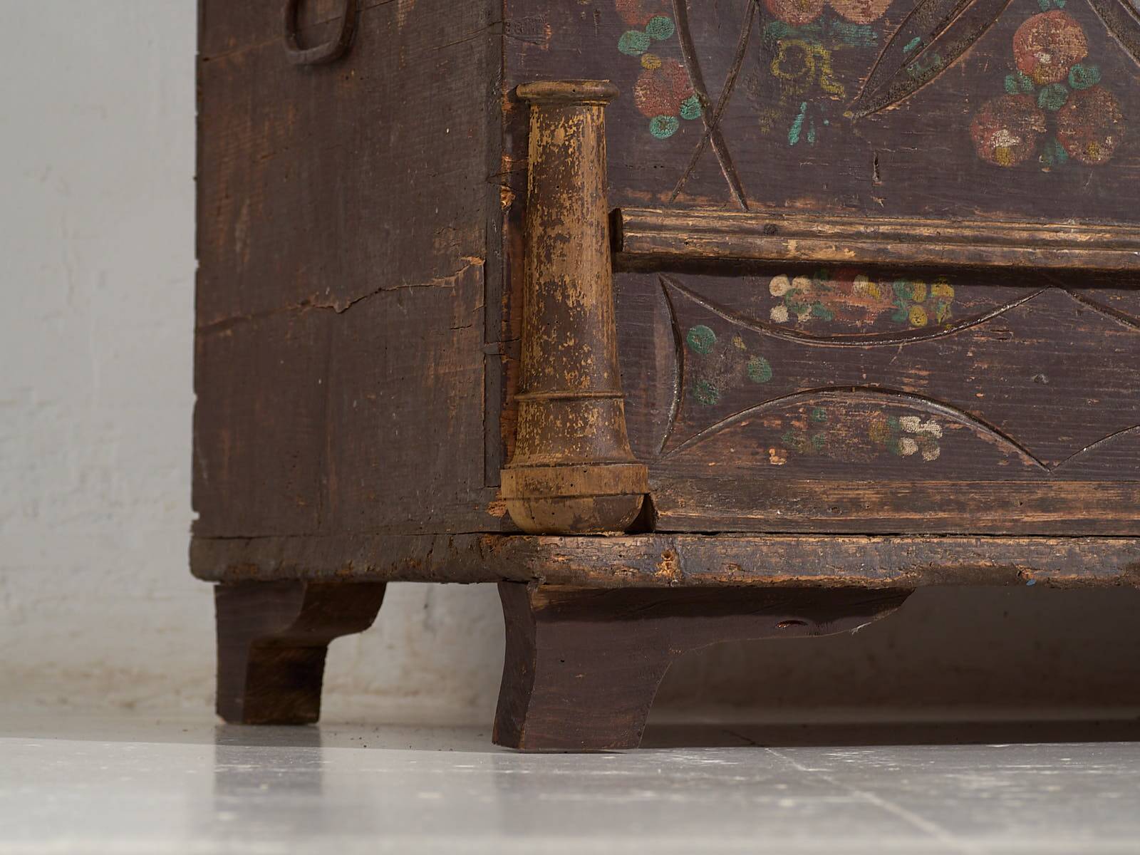 Antique wedding chest with raised plant decoration (circa 1820)