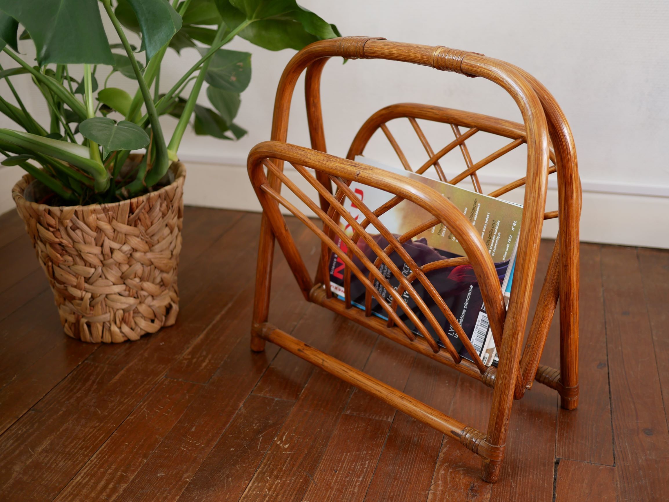 Foldable magazine rack in wicker