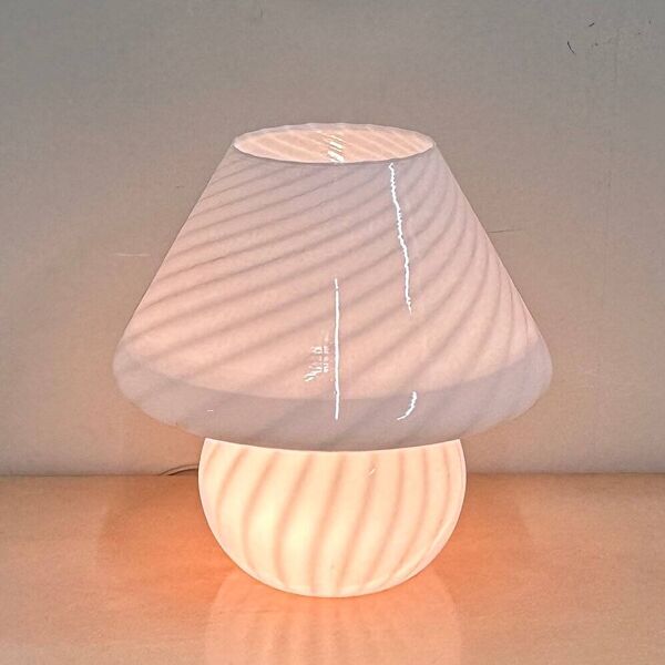 Lampe champignon vintage en verre blanc tourbillonnant – Lampe de table opaline de style italien. 1970