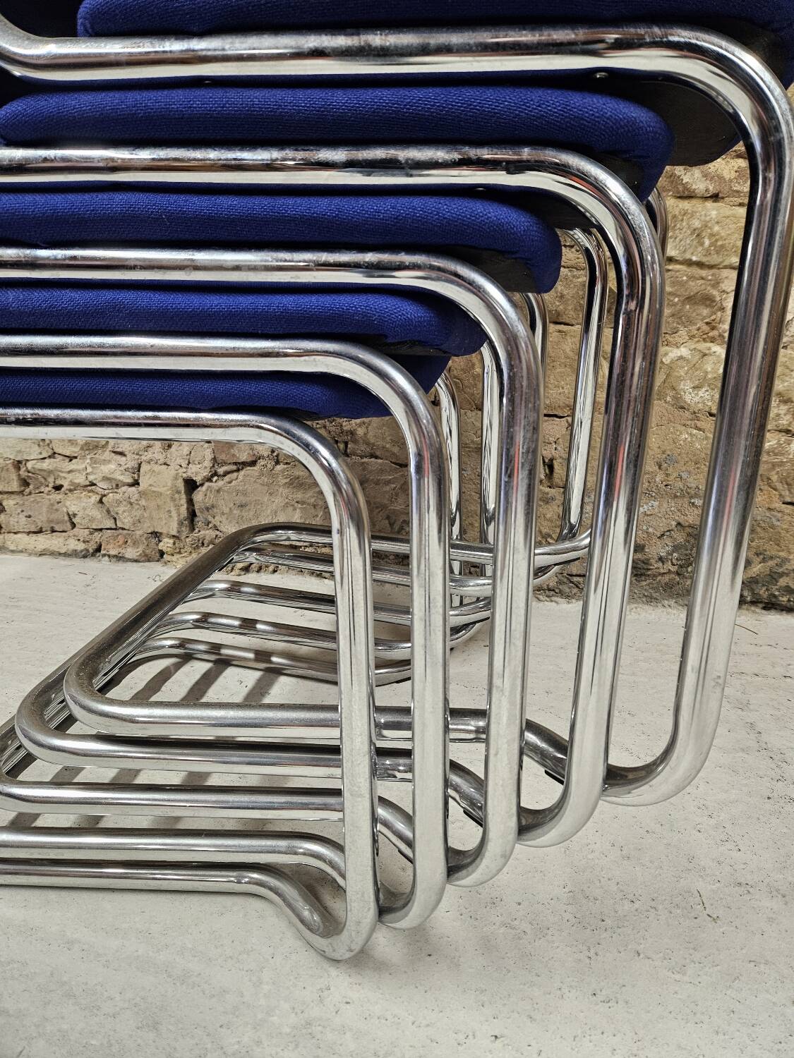 5 vintage tubular chairs in chrome metal and blue fabric