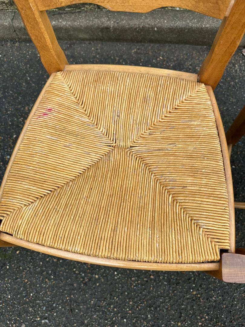 2 solid wood and rush-seated chairs in Louis XV style with shell carving from the 20th century.