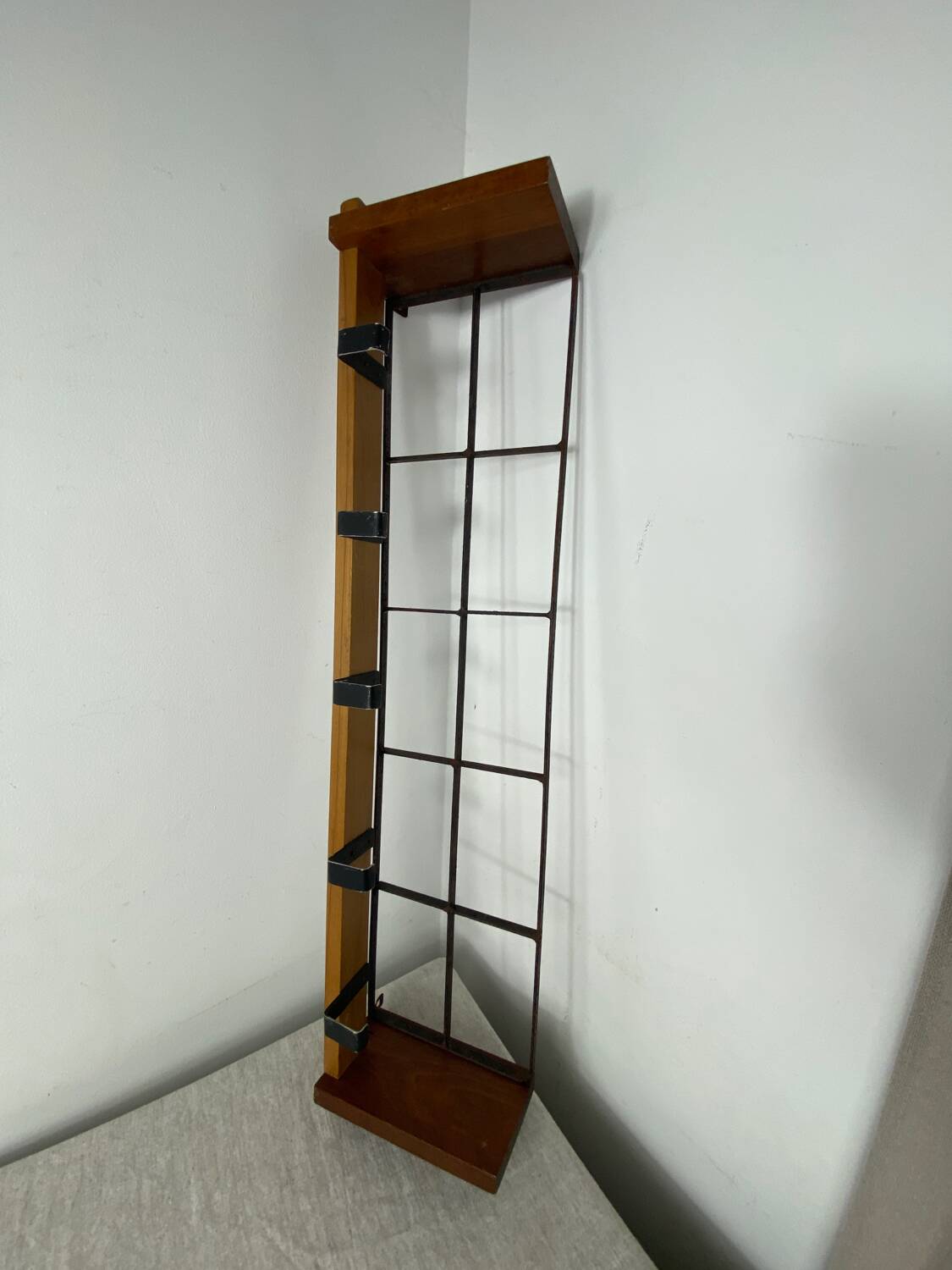Wall-mounted coat rack with 5 wood and iron hooks