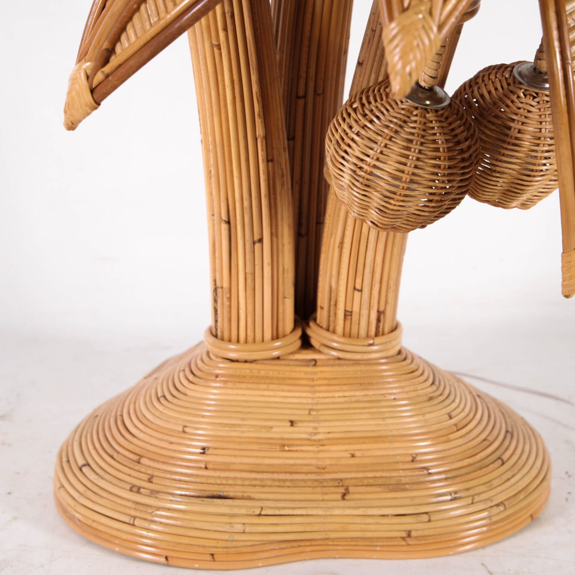 Lampadaire « palmier-cocotier » en rotin