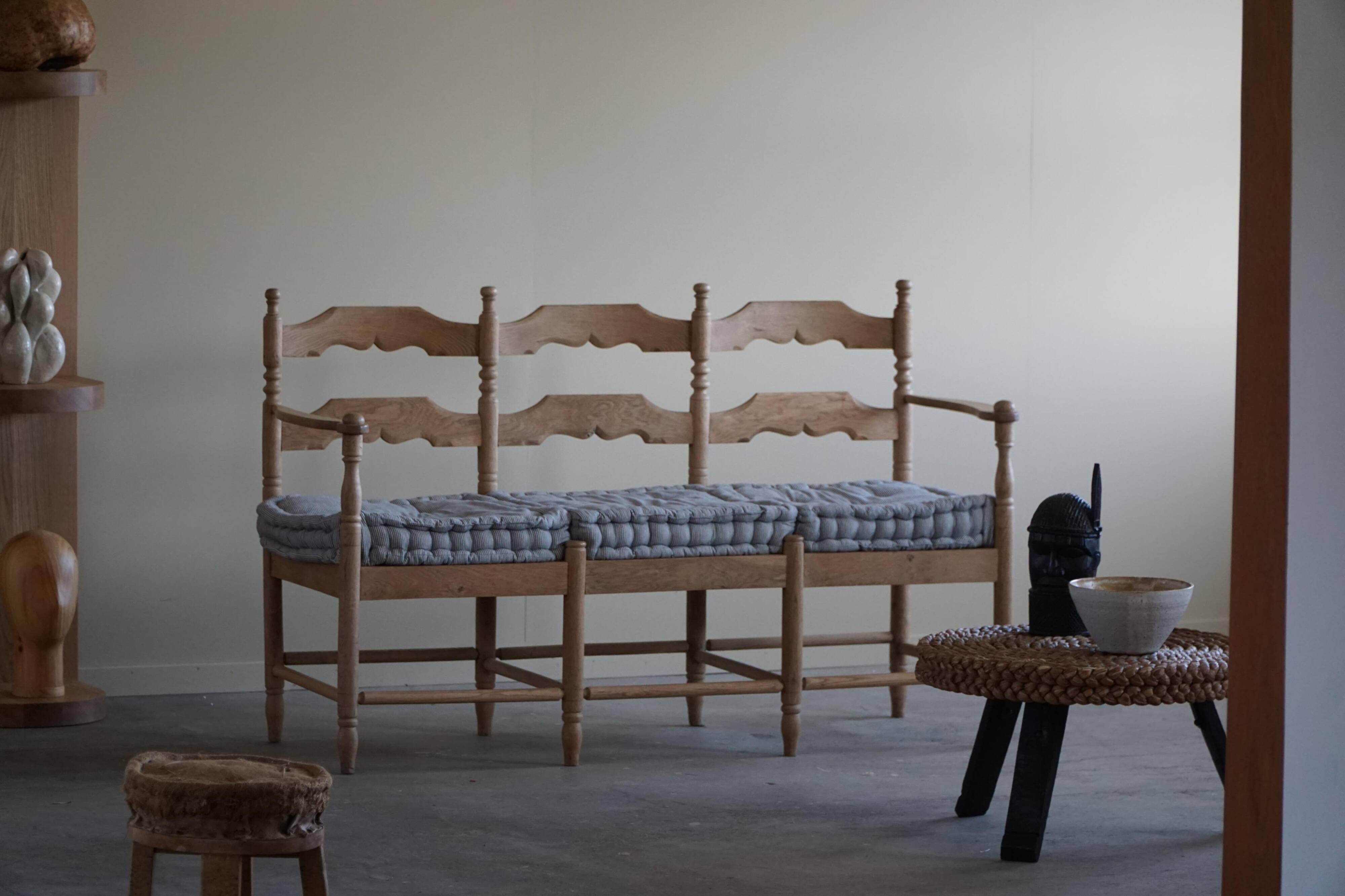 Sofa / Sculptural Danish modern three-seater Scandinavian bench, made by Hans Dau, 1950s.