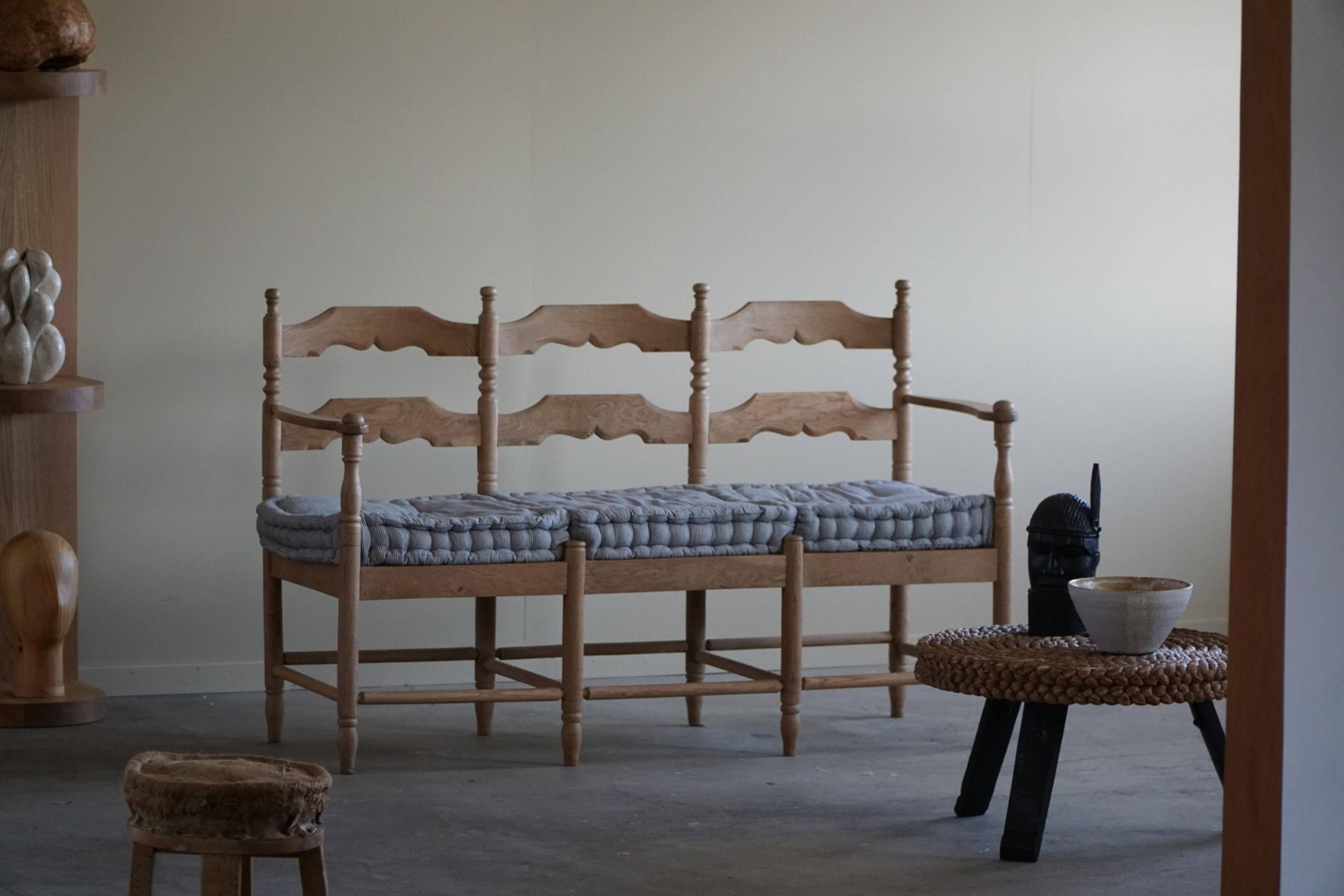 Sofa / Sculptural Danish modern three-seater Scandinavian bench, made by Hans Dau, 1950s.