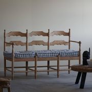 Sofa / Sculptural Danish modern three-seater Scandinavian bench, made by Hans Dau, 1950s.