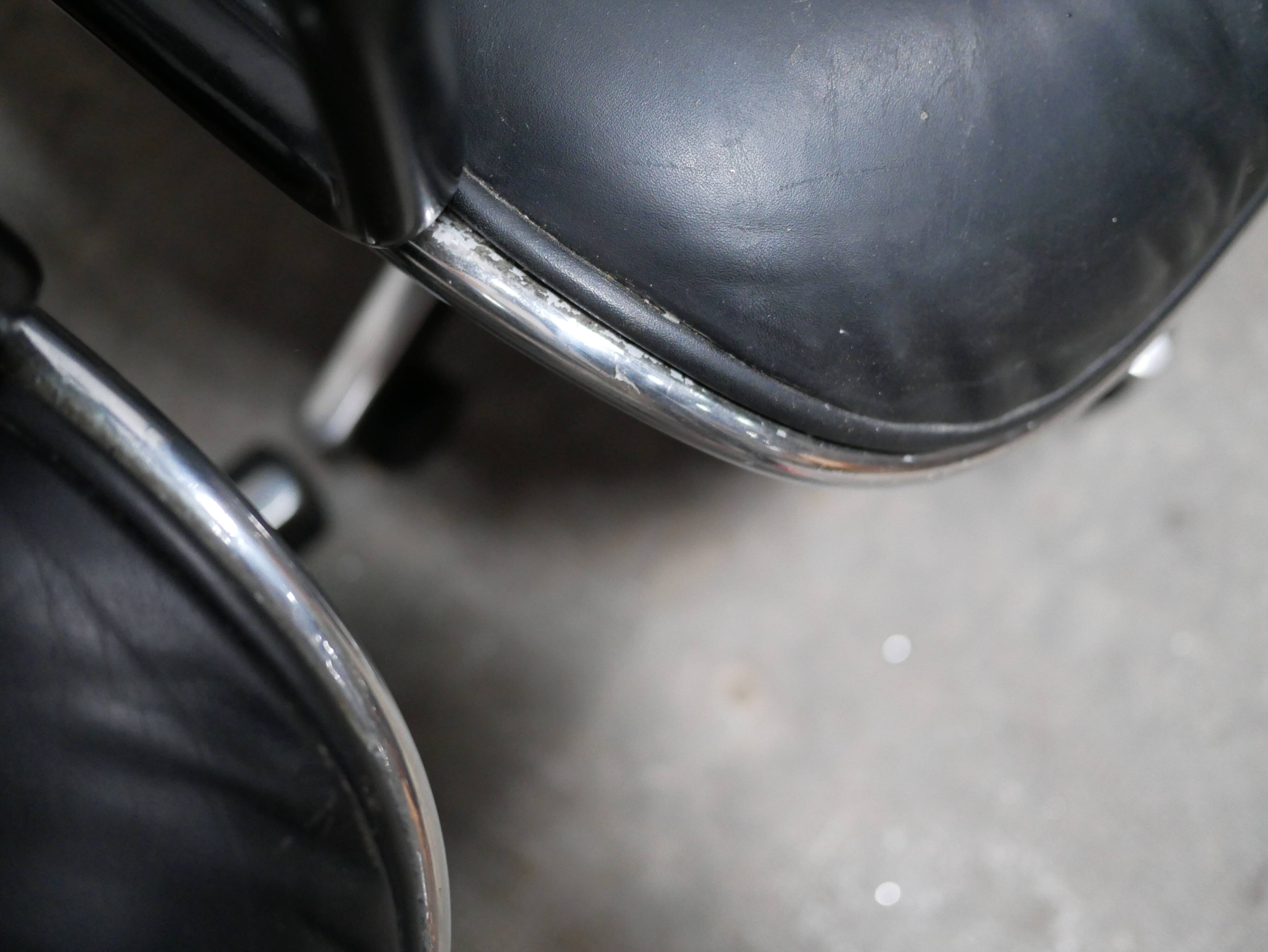 Black leather armchair by Charles Pollock for Knoll International