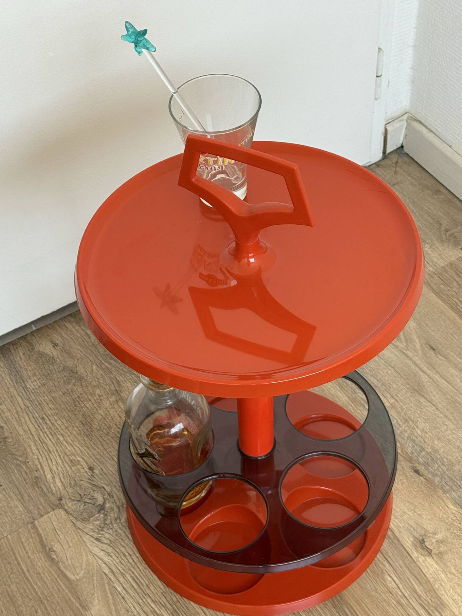 Table appointment / vintage orange bar