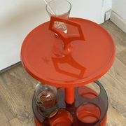 Table appointment / vintage orange bar