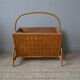 Porte-revue vintage en rotin bambou décoration campagne scandinave fabrication artisanale tressé