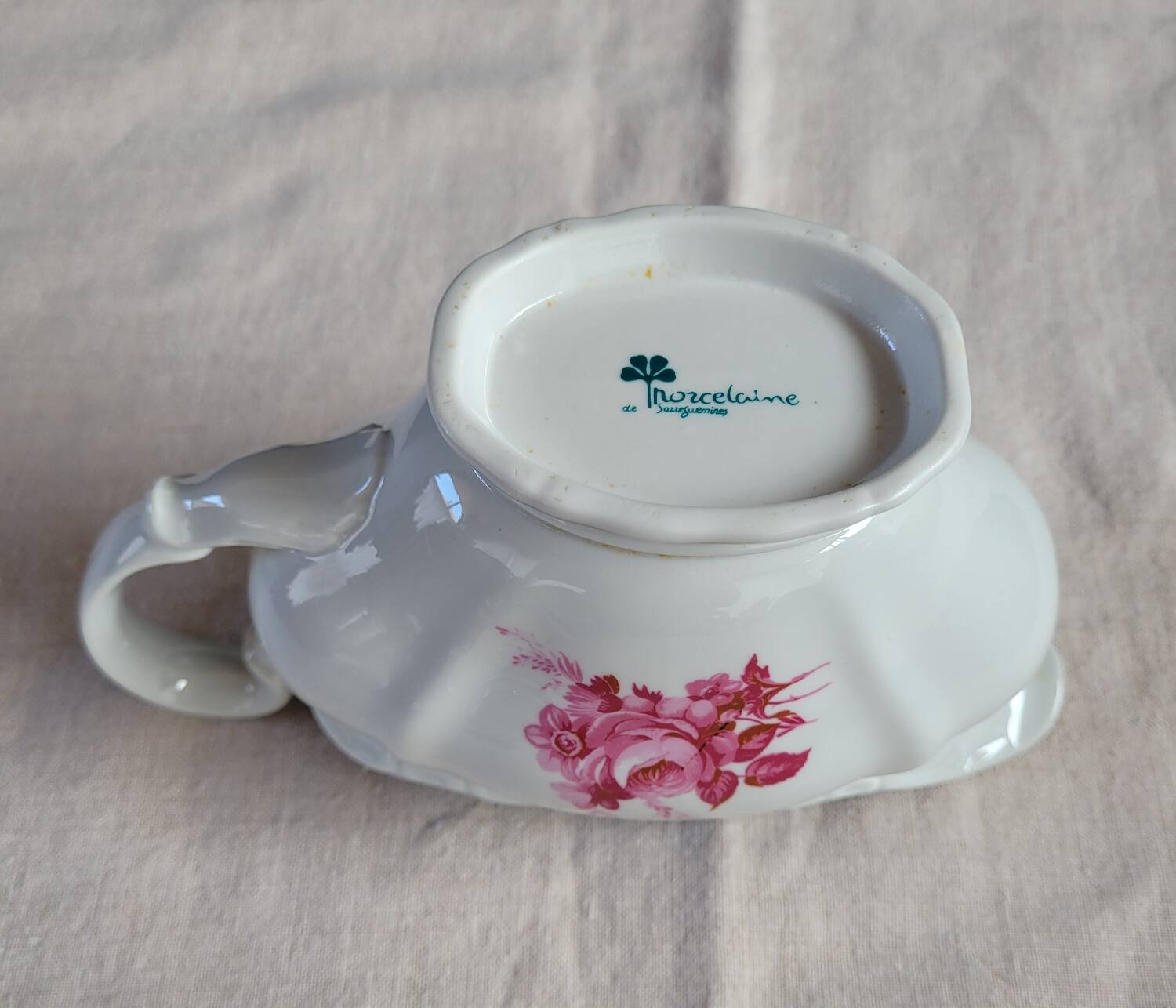 Soup tureen, gravy boat and serving dishes