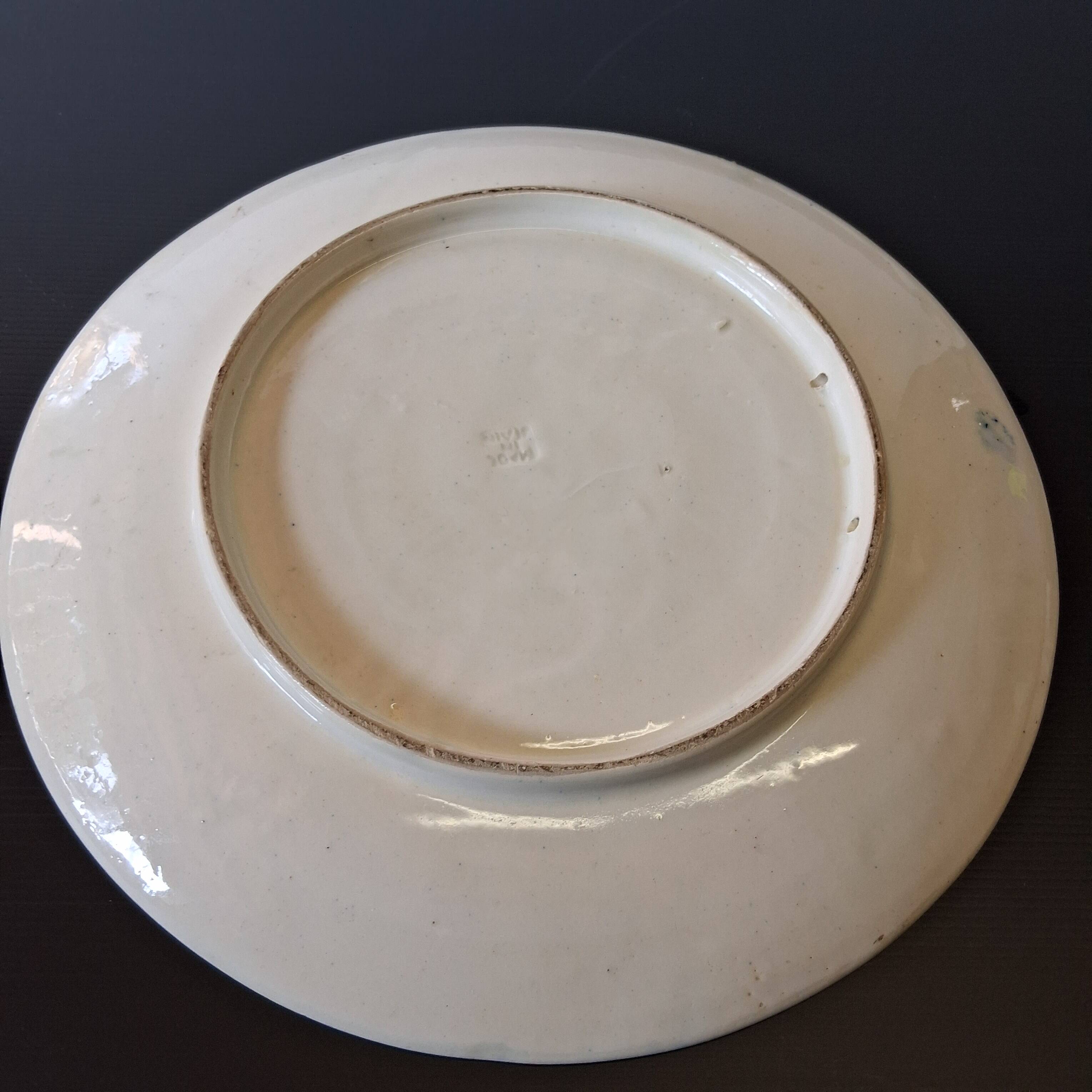 Very large serving dish / or fruit bowl in ceramic in very good condition.