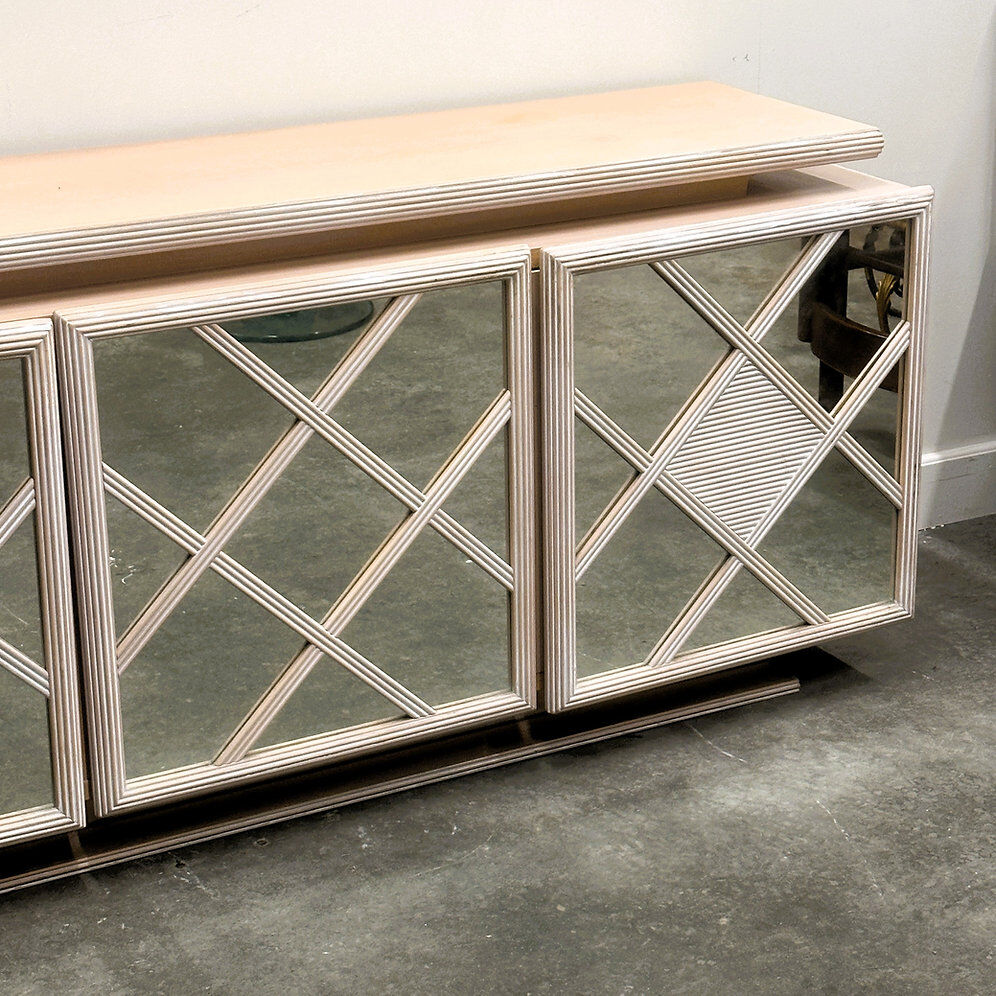 Buffet géométrique rose pâle à miroir Roche Bobois, années 1980, France.